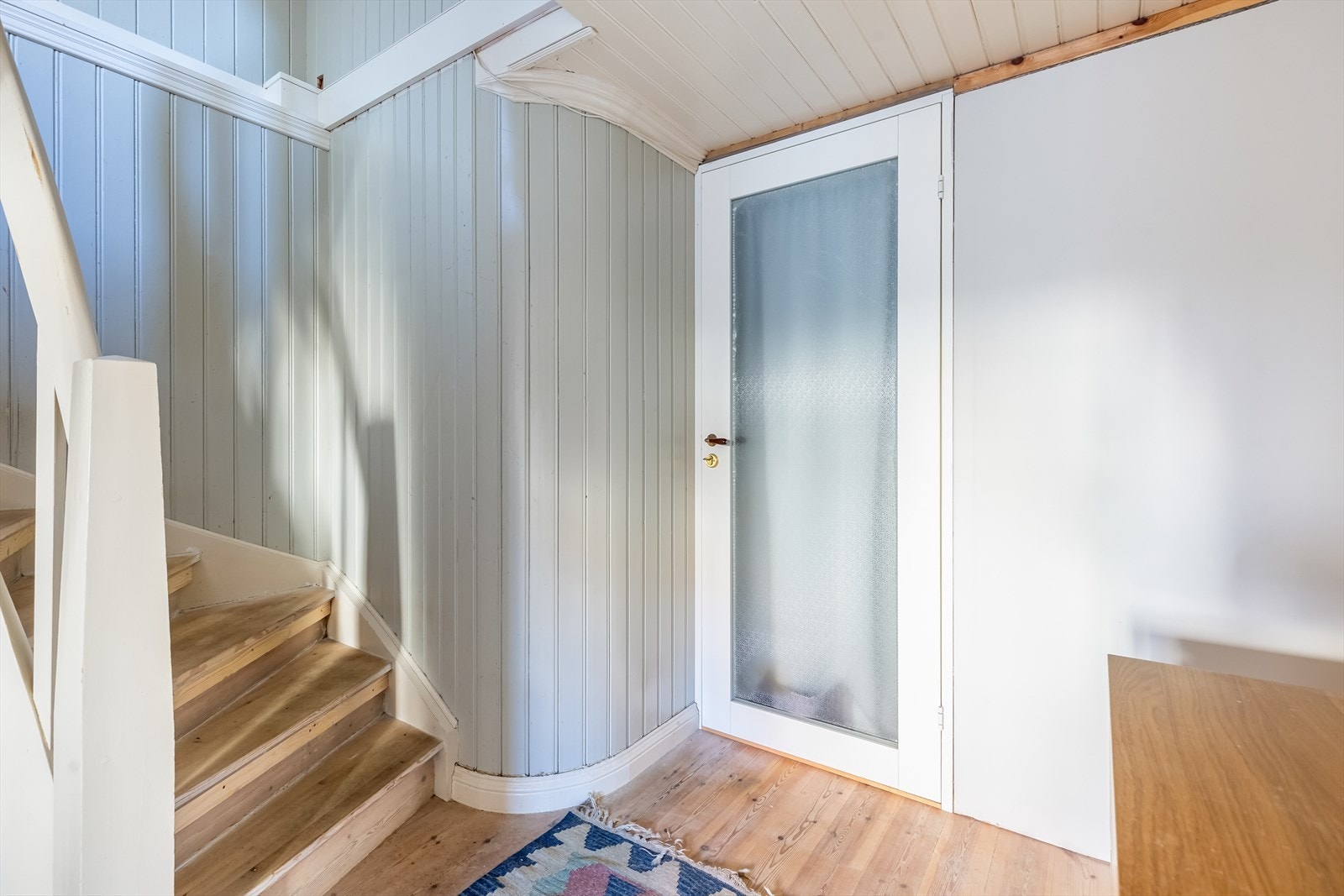 Trappeadkomst il 2 .etasje - samt inngangsdør til leilighet i underetasje (ikke godkjent) Galleribilde