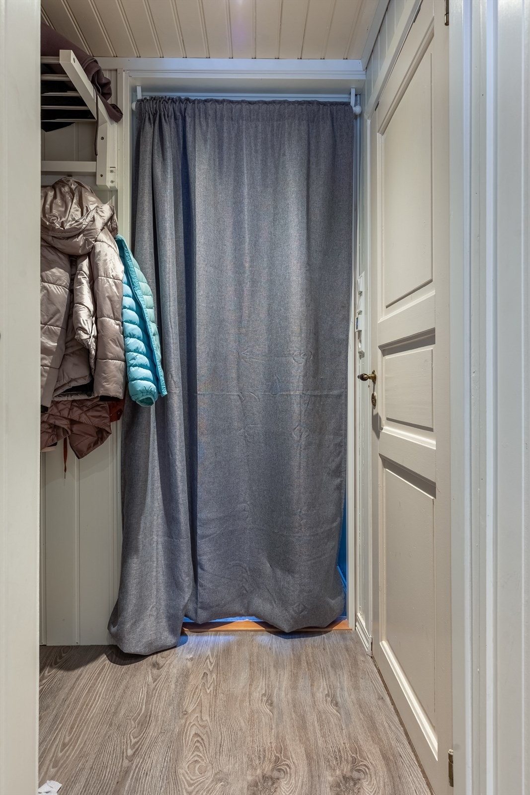 Mellomgang i underetasje Galleribilde