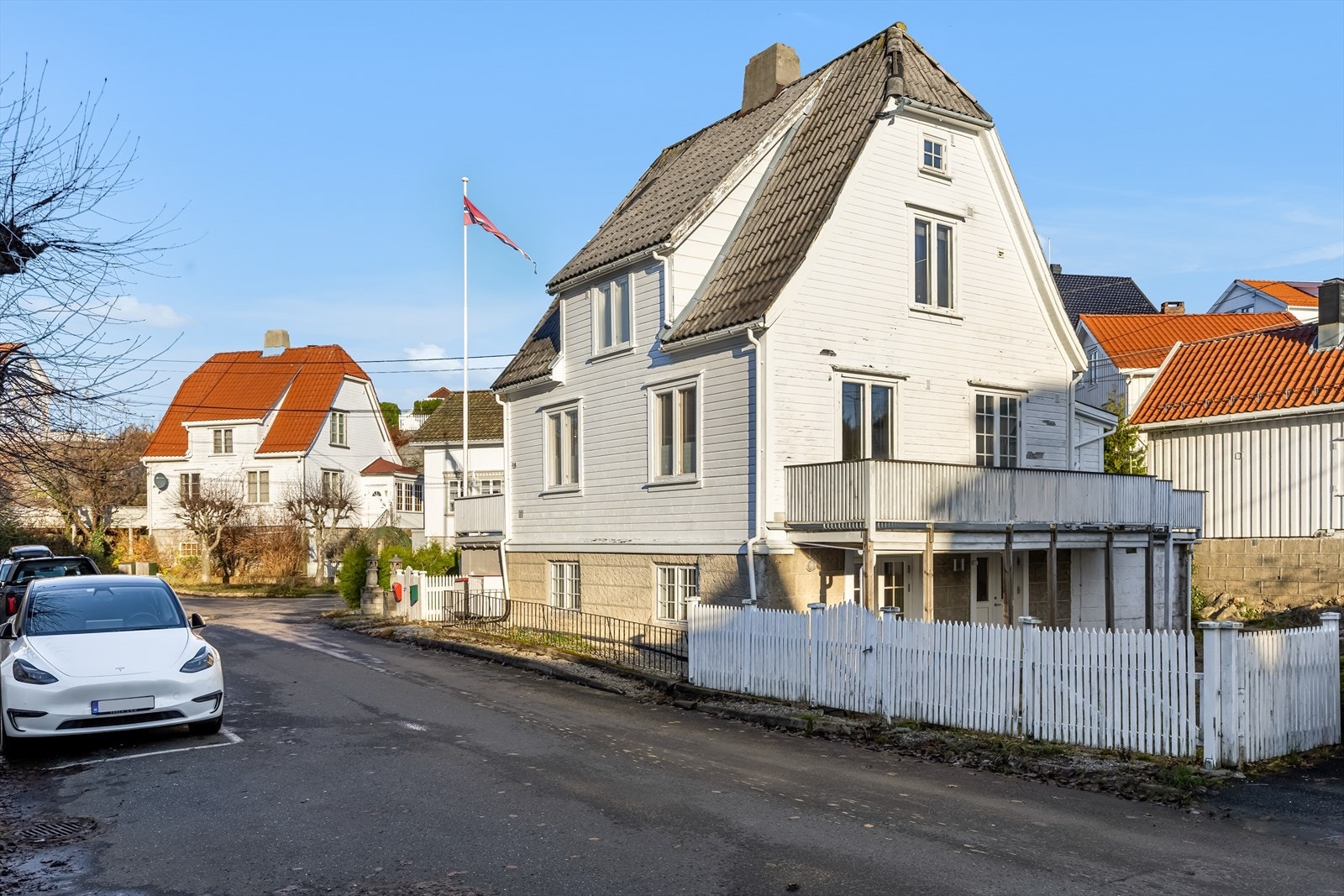 Sentral beliggenhet i flott sørlandsbebyggelse Galleribilde