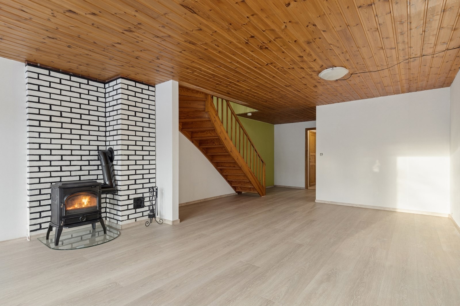 Første etasje er utstyrt med en trivelig vedovn som sørger for ekstra varme og hygge på kalde dager. Galleribilde