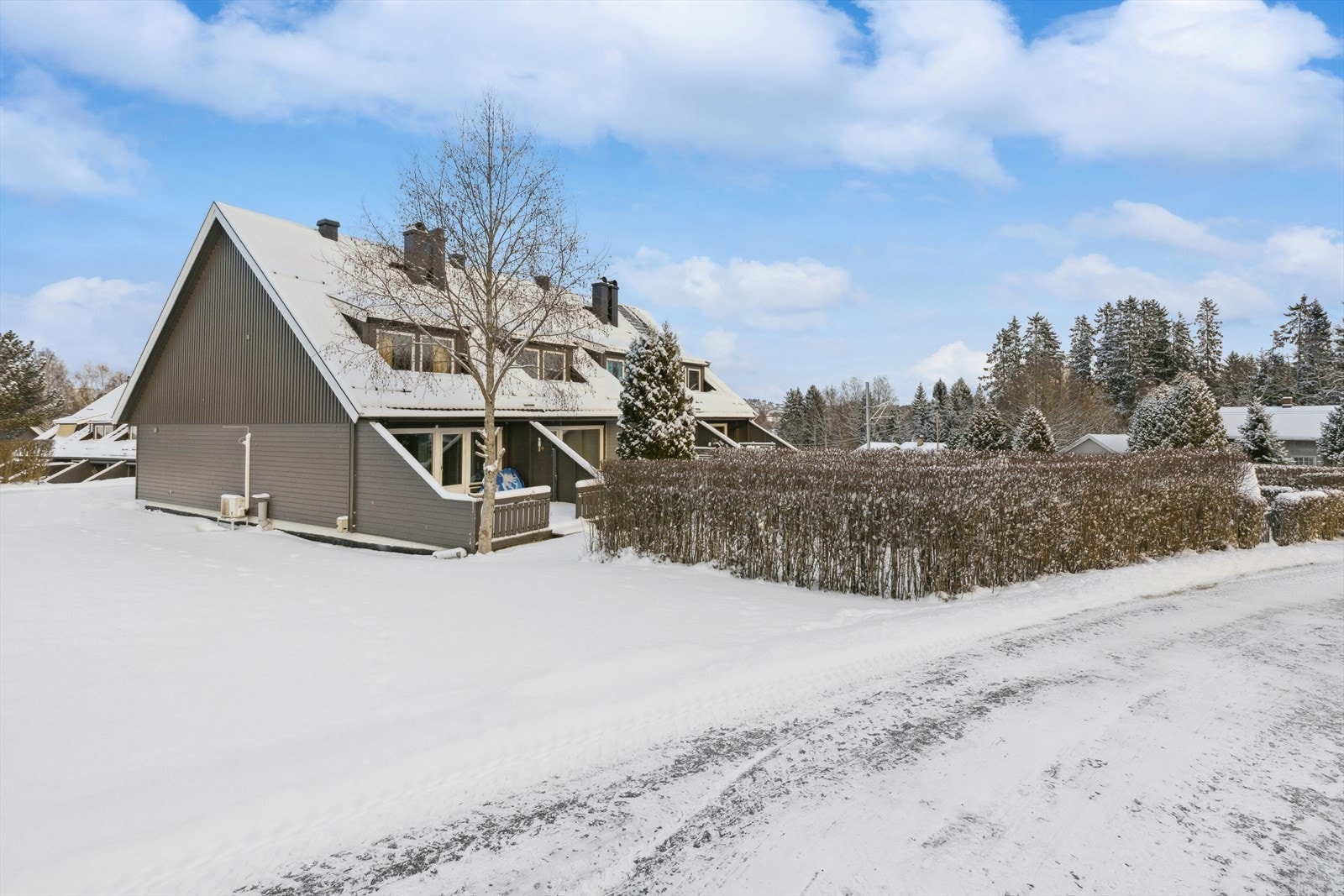 Et pent og praktisk rekkehus med fin planløsning, solrik hage og garasjeplass. Galleribilde
