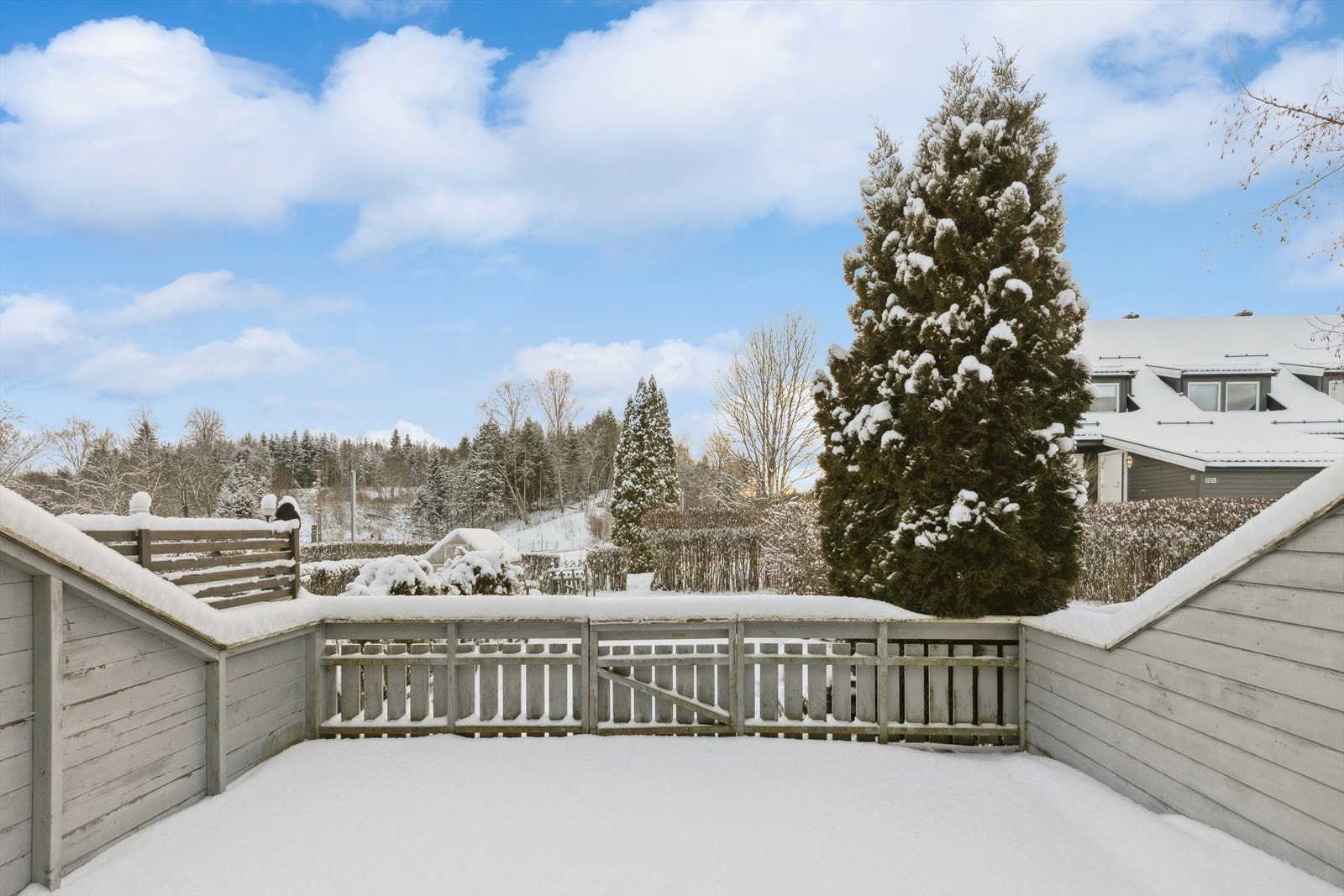 Det er utgang fra stuen til terrasse og hage. Galleribilde