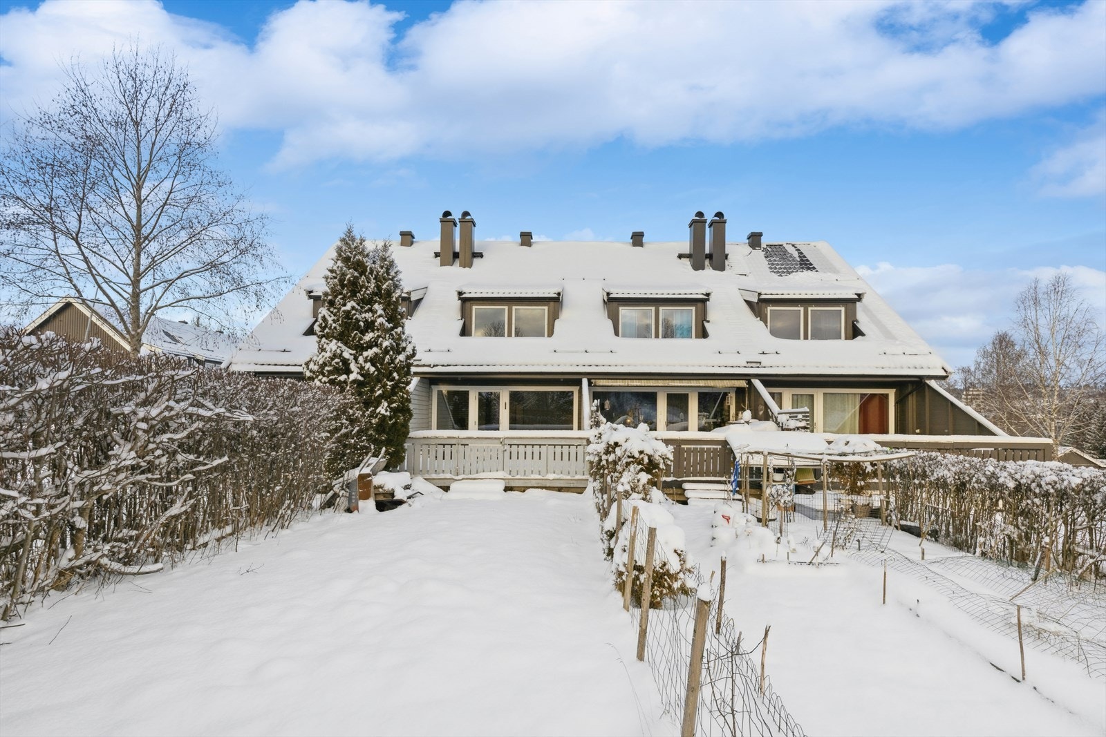 Boligen har en enkel og lettstelt hage med god plass til å dyrke dine favoritter, sette opp drivhus eller ha en trampoline som barna kan kose seg med. Galleribilde