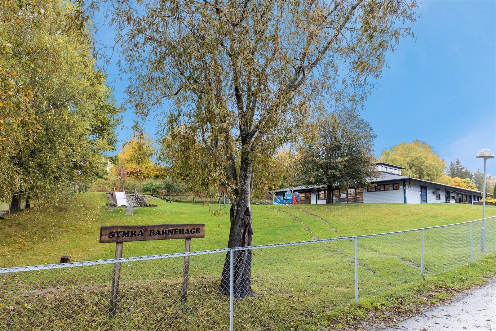 Symra Barnehage er en av flere barnehager i nærområdet og Indre Østfold kommune kan skilte med god barnehagedekning. Galleribilde