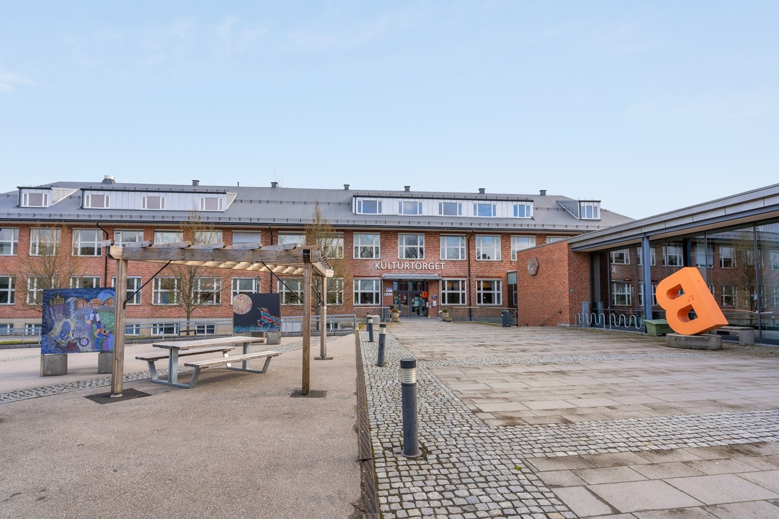 Mysen sentrum har både bibliotek og Kulturtorget samt flere butikker og servicefunksjoner for å nevne noe. Galleribilde