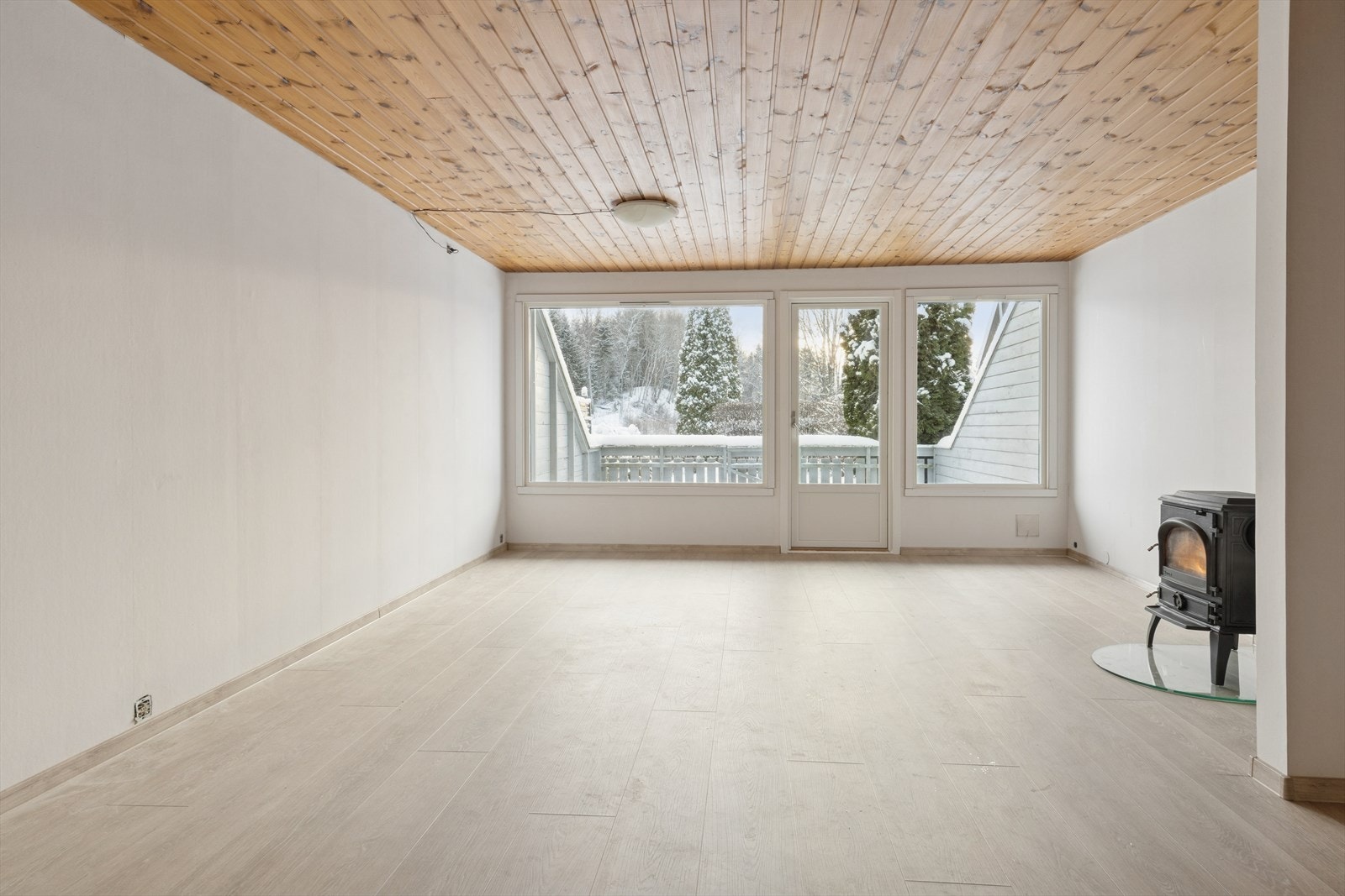 Store vindusflater gir godt med naturlig lys og skaper en lys og luftig romfølelse. Galleribilde