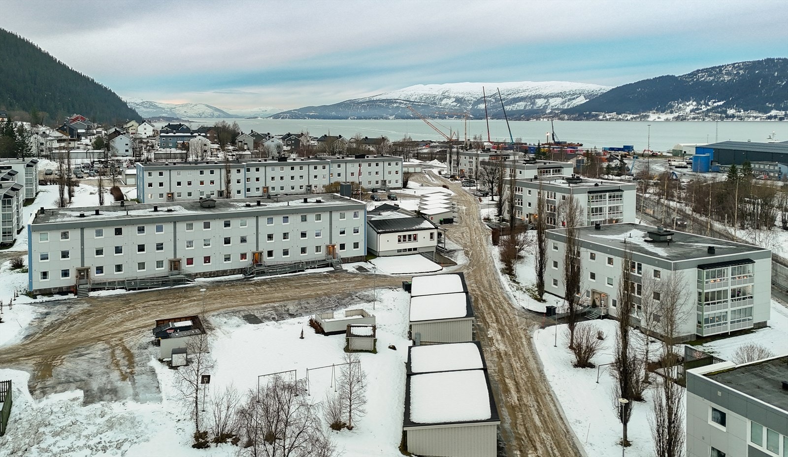 Området er flott opparbeidet med sosiale soner og sitteplasser, samt frodige og plenbelagte fellesarealer. Galleribilde