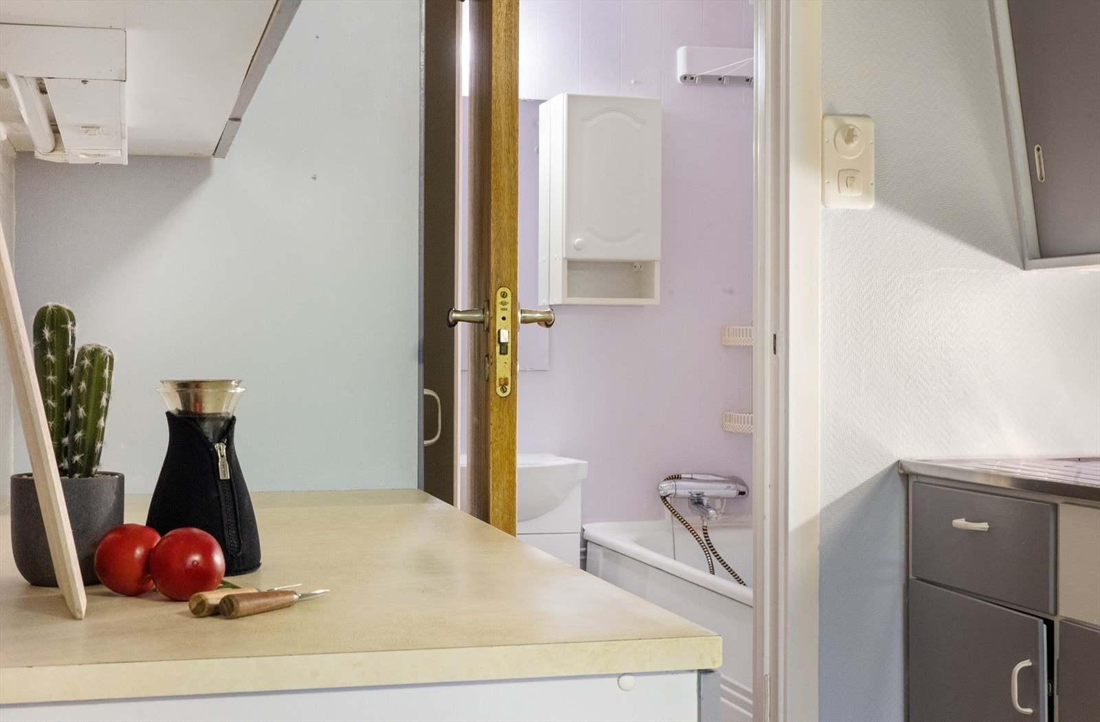 Fra kjøkken mot badet. Det er to innganger til badet for øvrig. Galleribilde