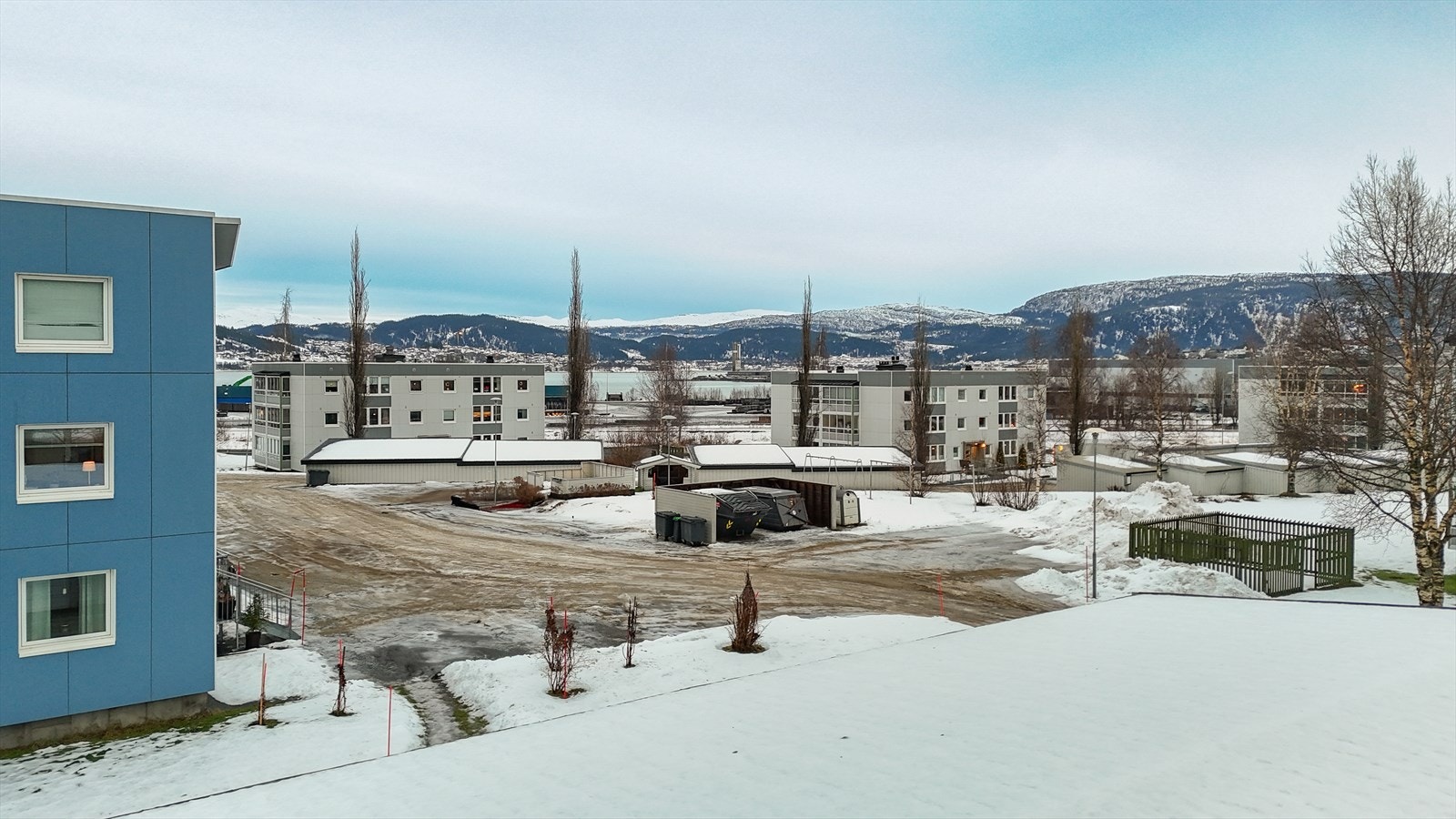 Leiligheten ligger svært praktisk til med nærhet til de aller fleste fasiliteter. Galleribilde