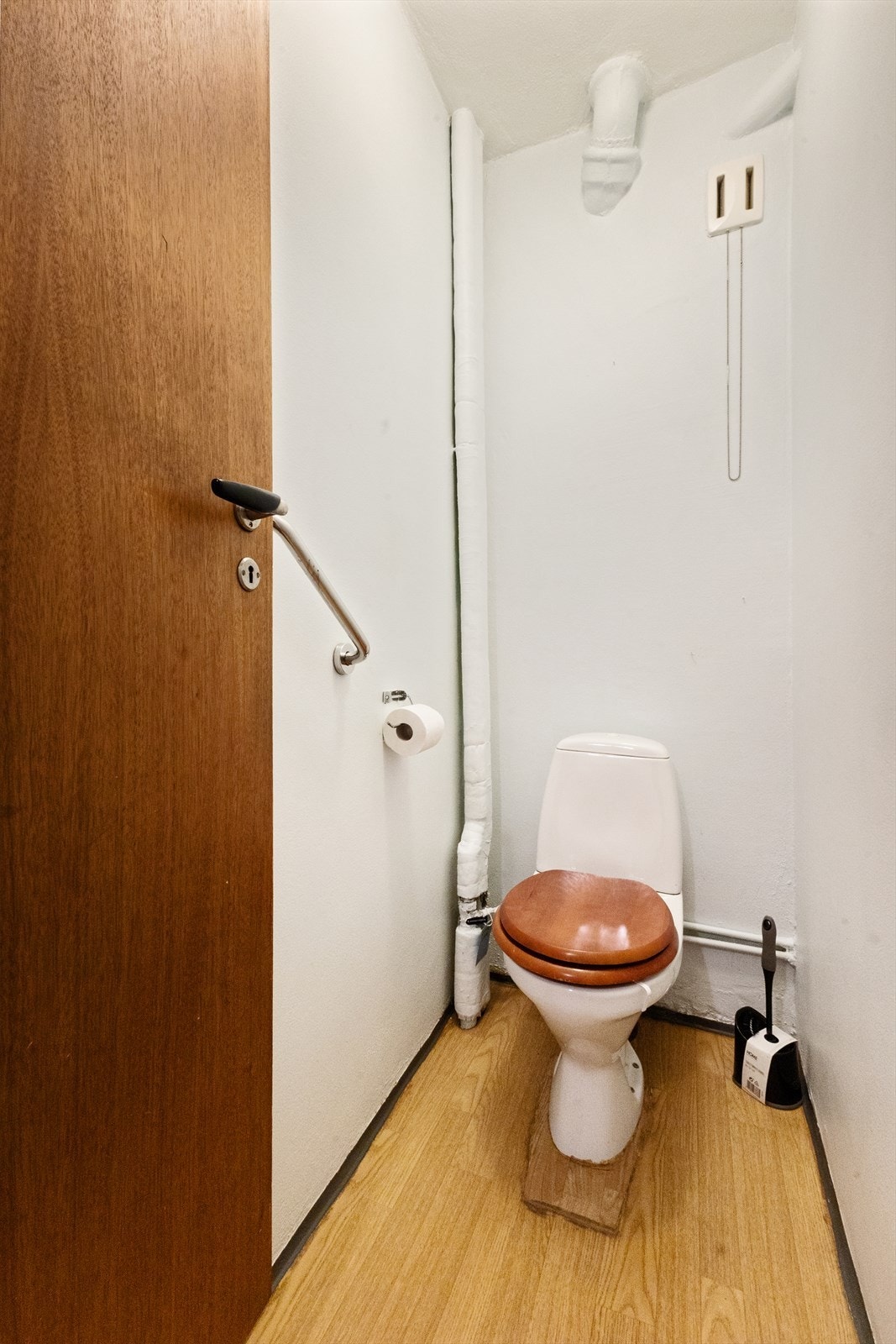 Separat wc-rom som ligger vegg-i-vegg med badet. Galleribilde