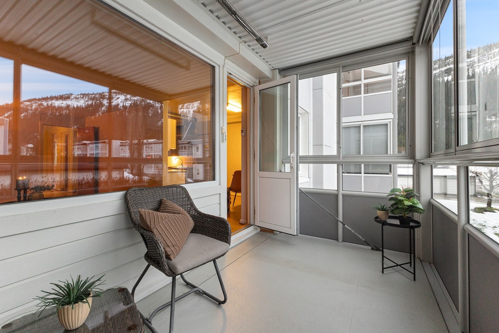 Innglasset balkong som mange bruker hele året på ca. 8kvm BRA-B. Galleribilde