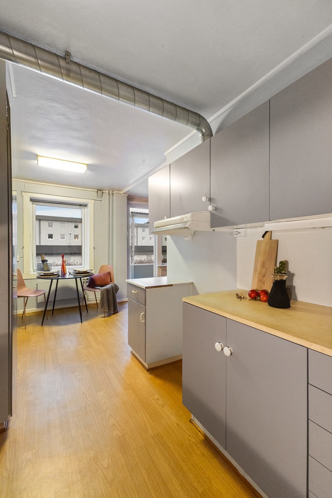 Fra kjøkken mot spiseplass. Galleribilde