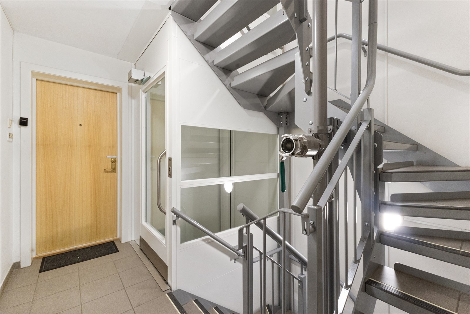 Felles trappegang med heis. Galleribilde