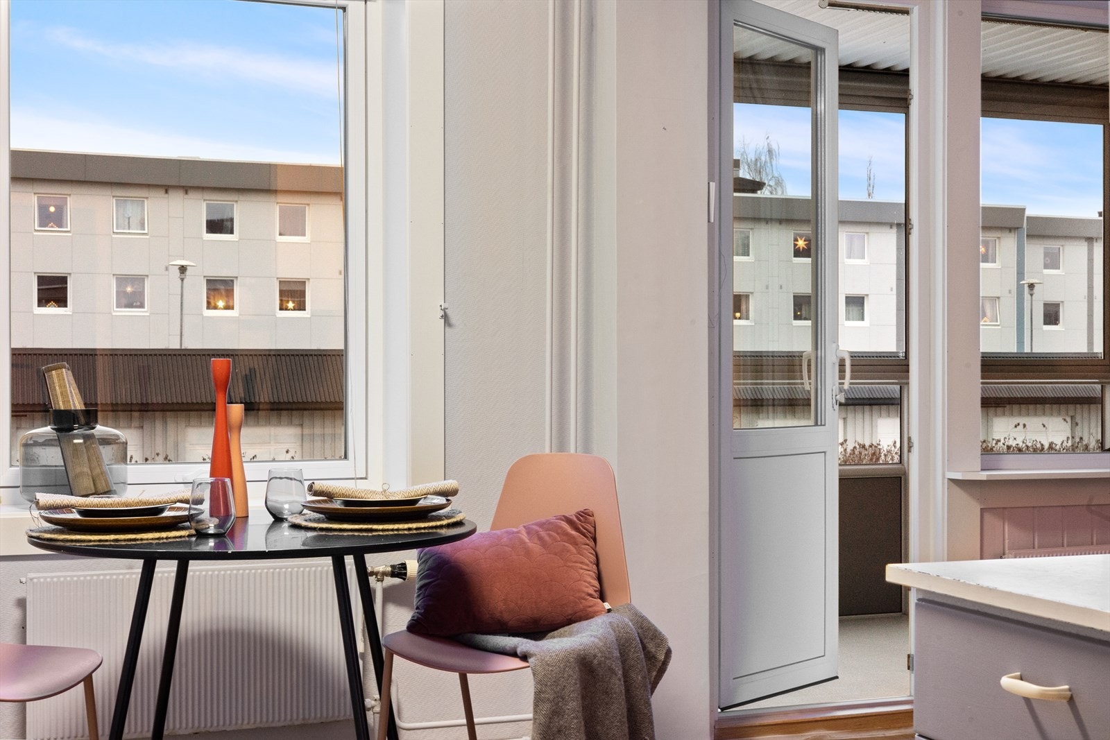 Her er bildet tatt ut mot yttersiden av blokken og mot inn/utgang til innglasset balkong. Galleribilde