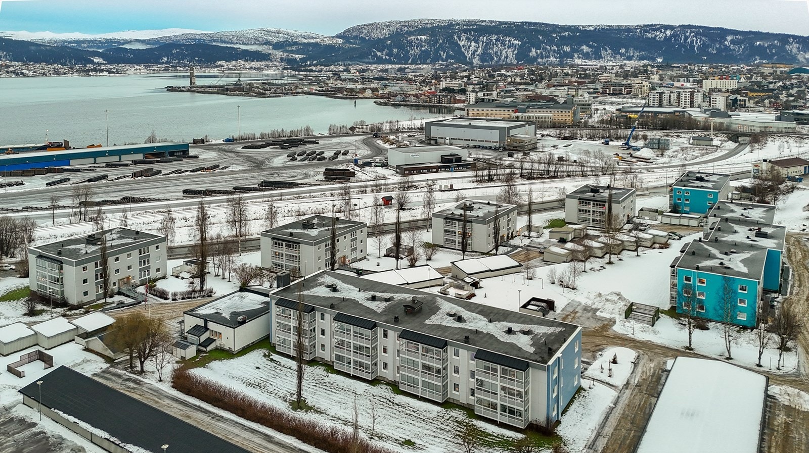 Parkering skjer på felles parkeringsplass, og garasjeplasser tildeles etter venteliste/annsienitet. Galleribilde