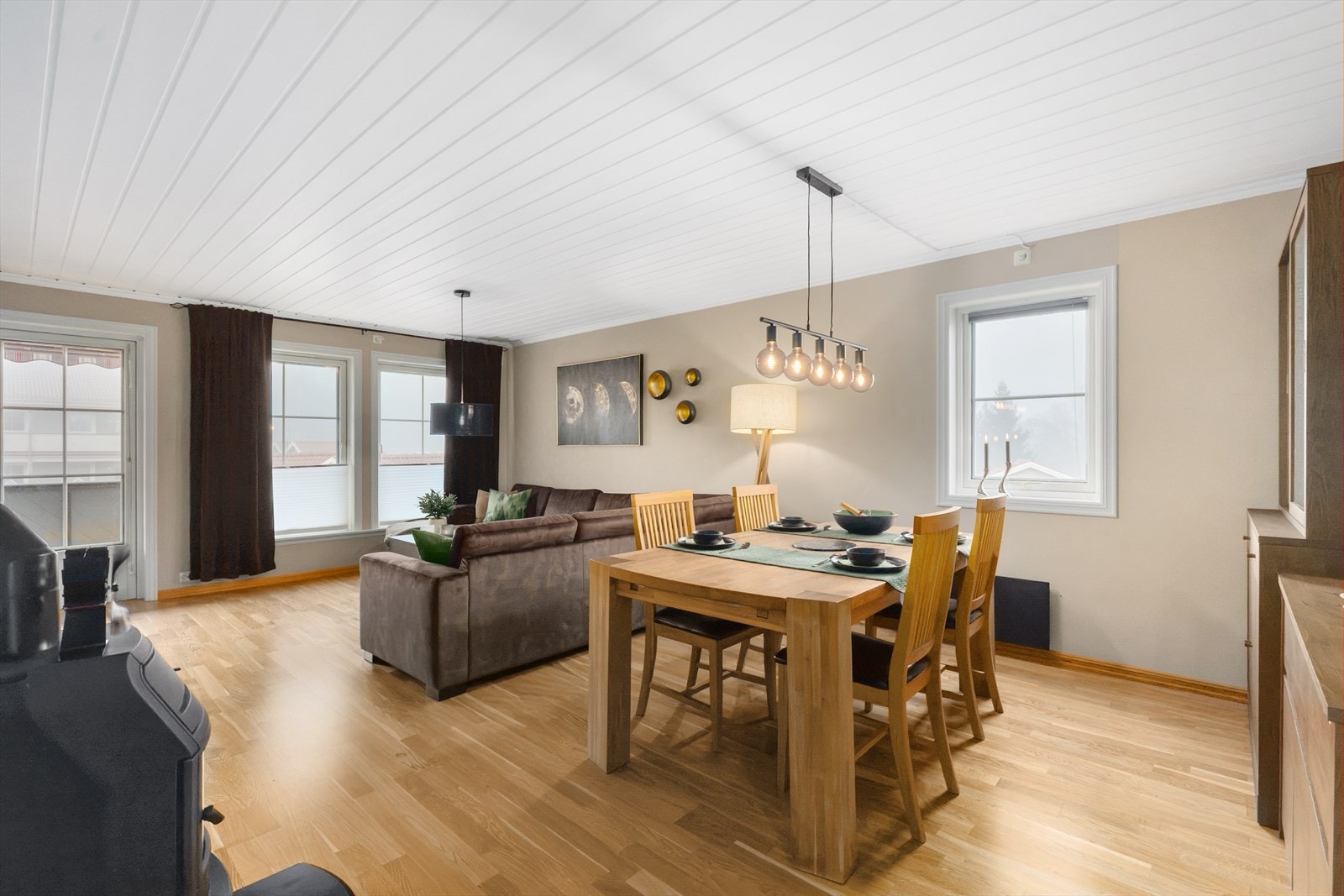 Leiligheten er modernisert og oppgradert med blant annet flere nye gulv og fornyet inventar på badet, samt at det elektriske anlegget er betydelig påkostet. Det er installert kabel-tv levert av Viken Fiber som er inkludert i de oppgitte felleskostnadene. Galleribilde