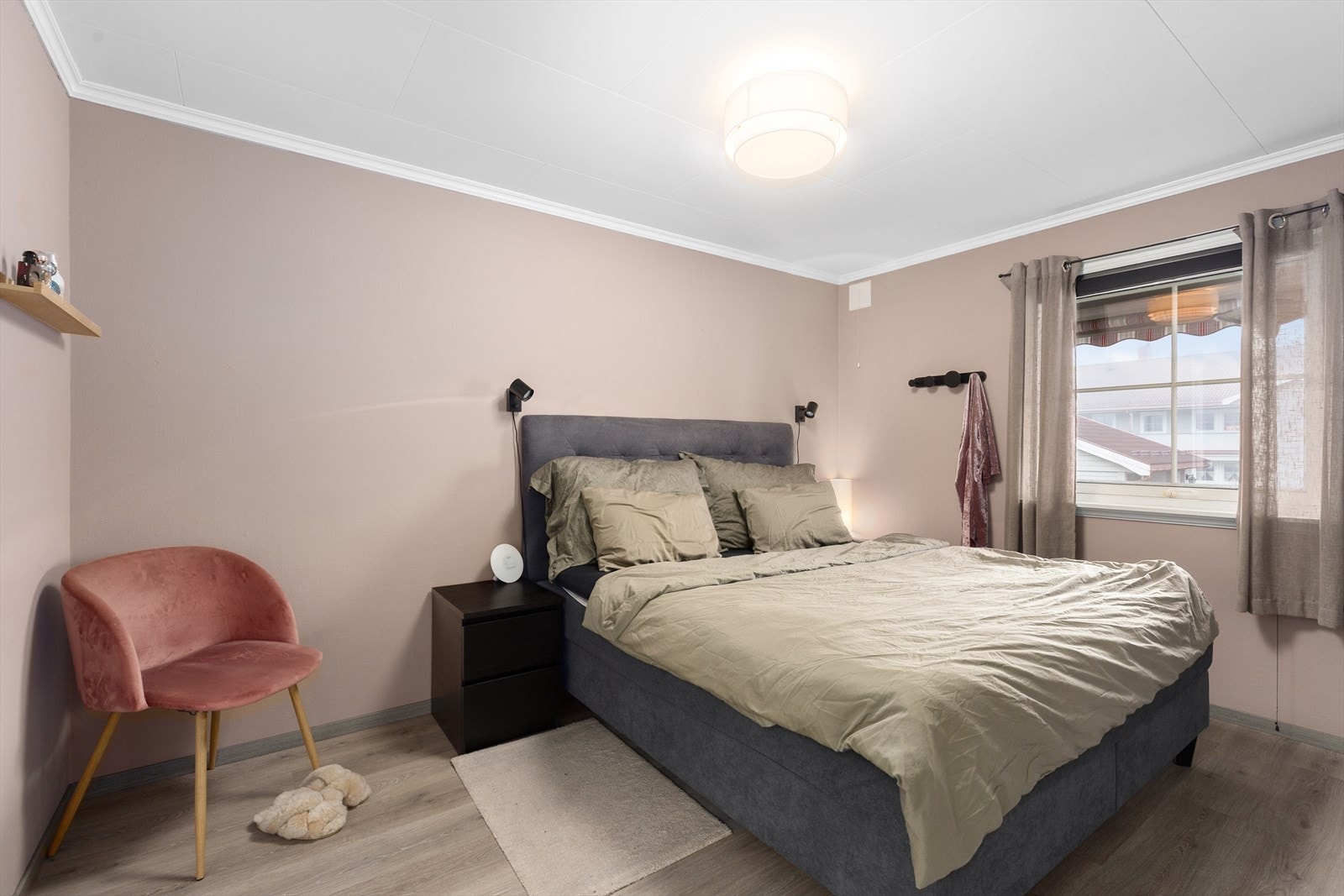 Leiligheten har to gode soverom, ett inntil stua og et med adkomst fra gangen. Hovedsoverommet ved stua har nytt laminatgulv, og delikate, malte veggoverflater. Galleribilde