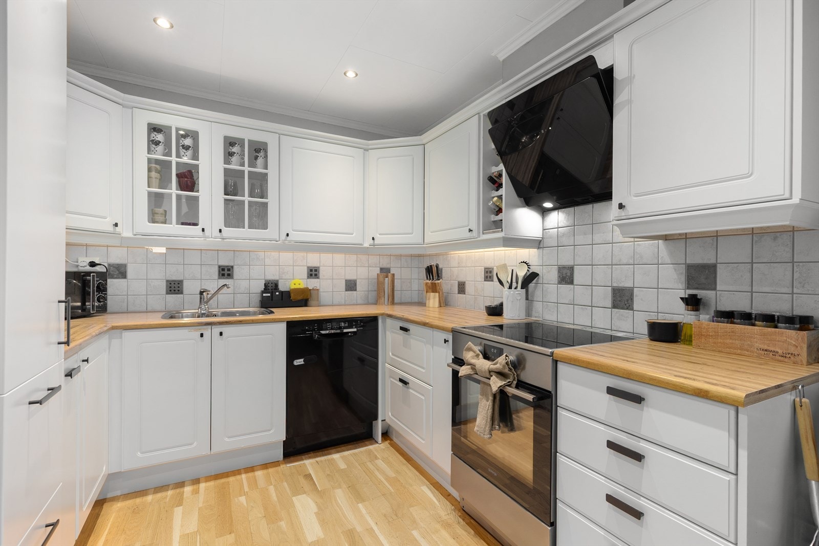 Et godt og funksjonelt kjøkken med god oppbevaringsplass i skuffer og skap, og gode arbeidsflater på laminerte benkeplater. Galleribilde