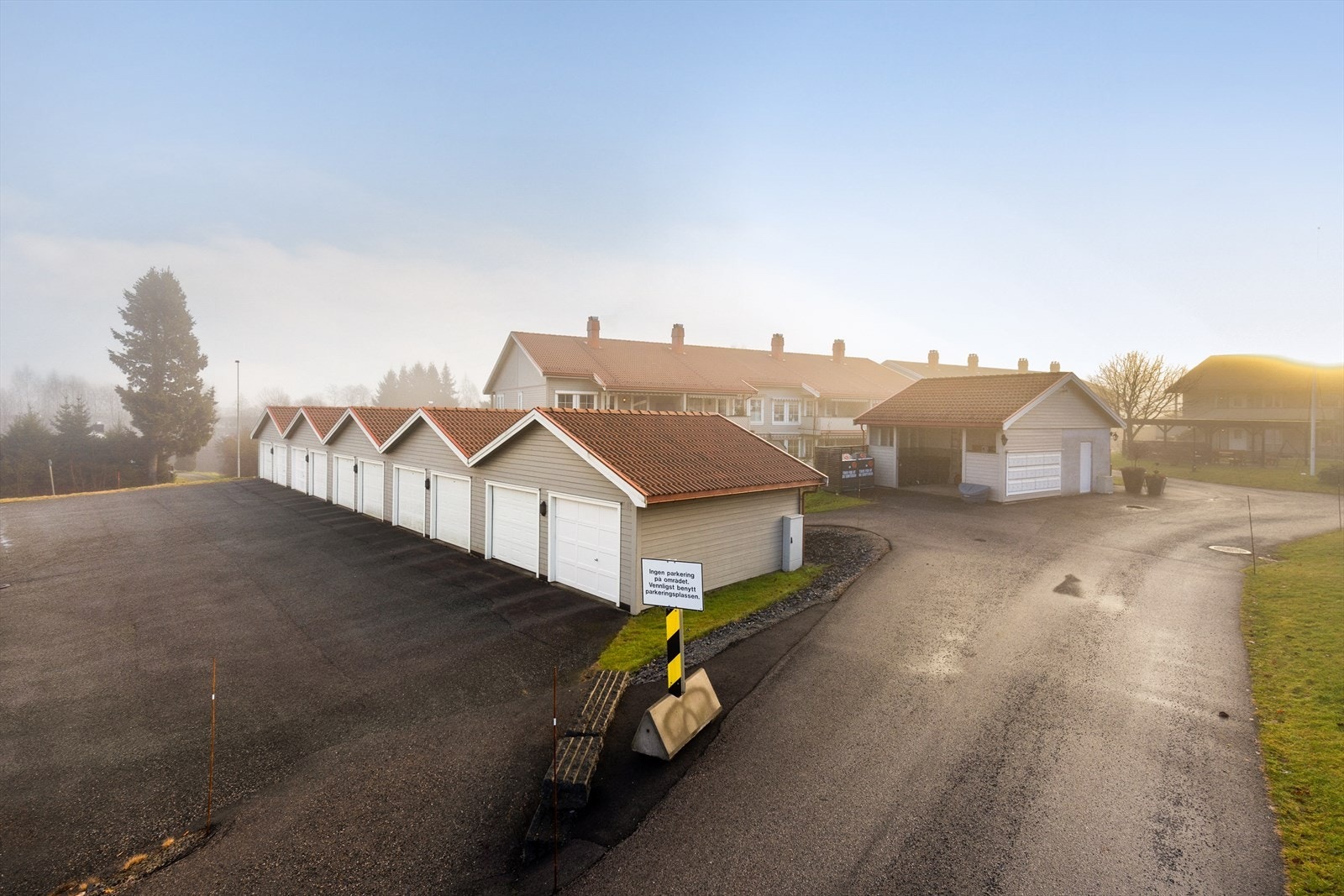 Sameiet har også felles garasjeanlegg, hvor det disponeres en garasjeplass for denne seksjonen. Lademulighet på fellesareal for sameiet. Galleribilde