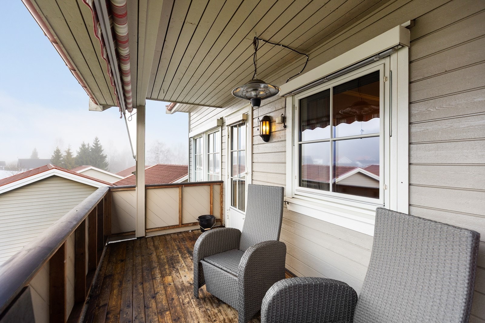 Det er montert elektrisk markise for solskjerming, og vinduene på solsiden har utvendige markiser som sikrer en behagelig innetemperatur. Galleribilde