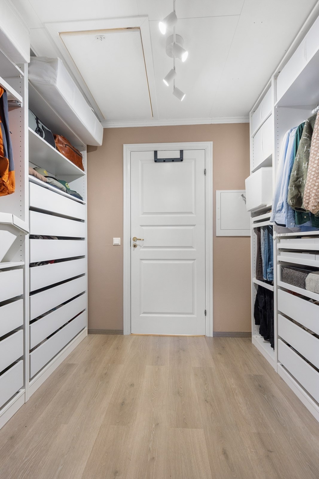 I garderoberommet er det også adkomst til kaldtloft via luke med stige. Galleribilde