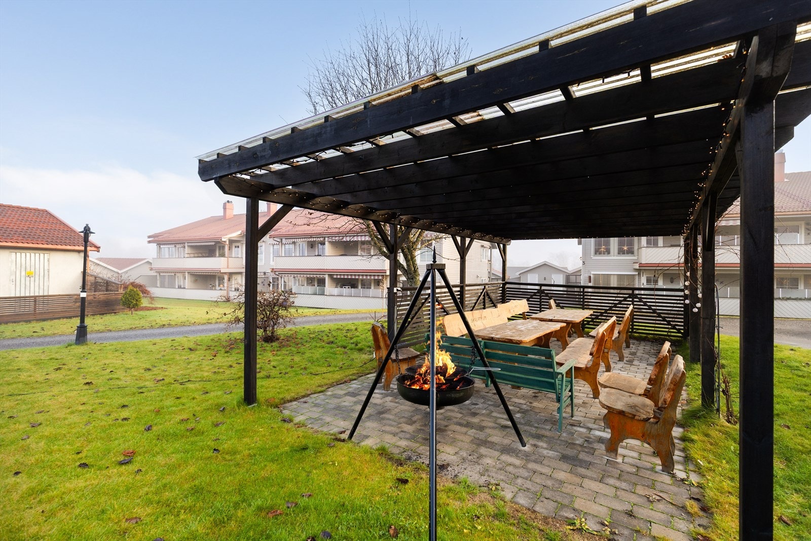 Sameiet har lekearealer for barna og et hyggelig samlingssted med takoverbygg og sittegrupper. Dette er et hyggelig tun for beboerne, med benker og grillplass. Galleribilde