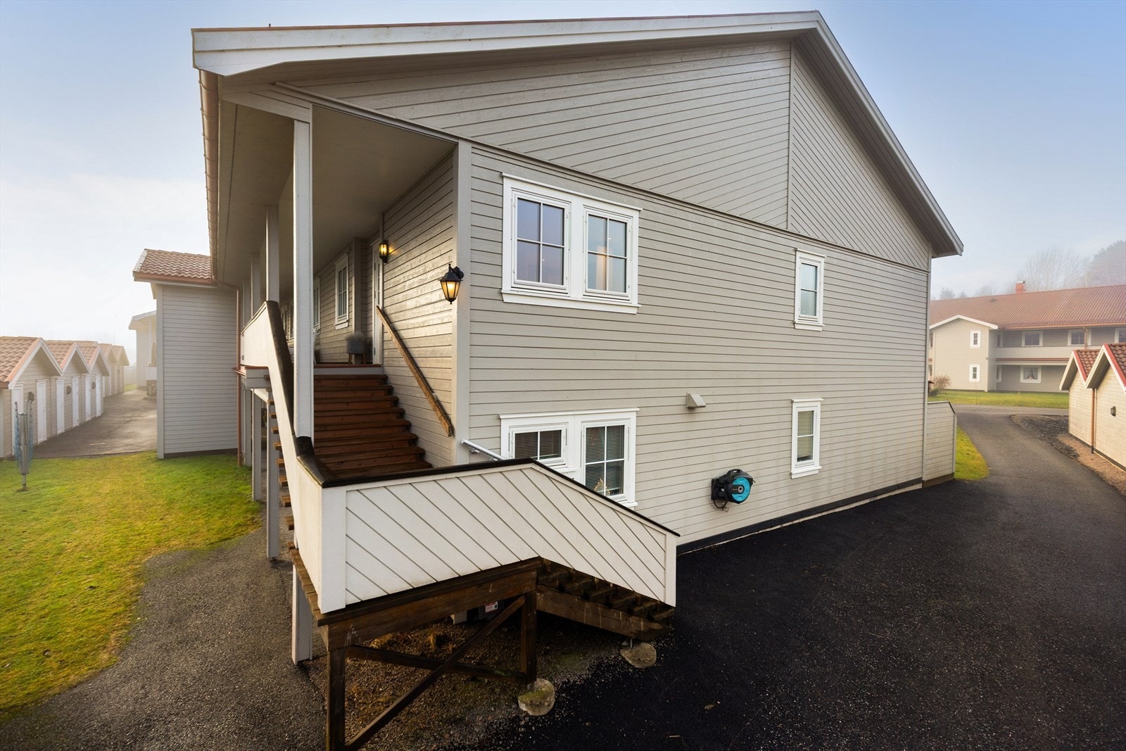 Det er utvendig adkomst til leiligheten via trapp og en hyggelig felles svalgang. Galleribilde