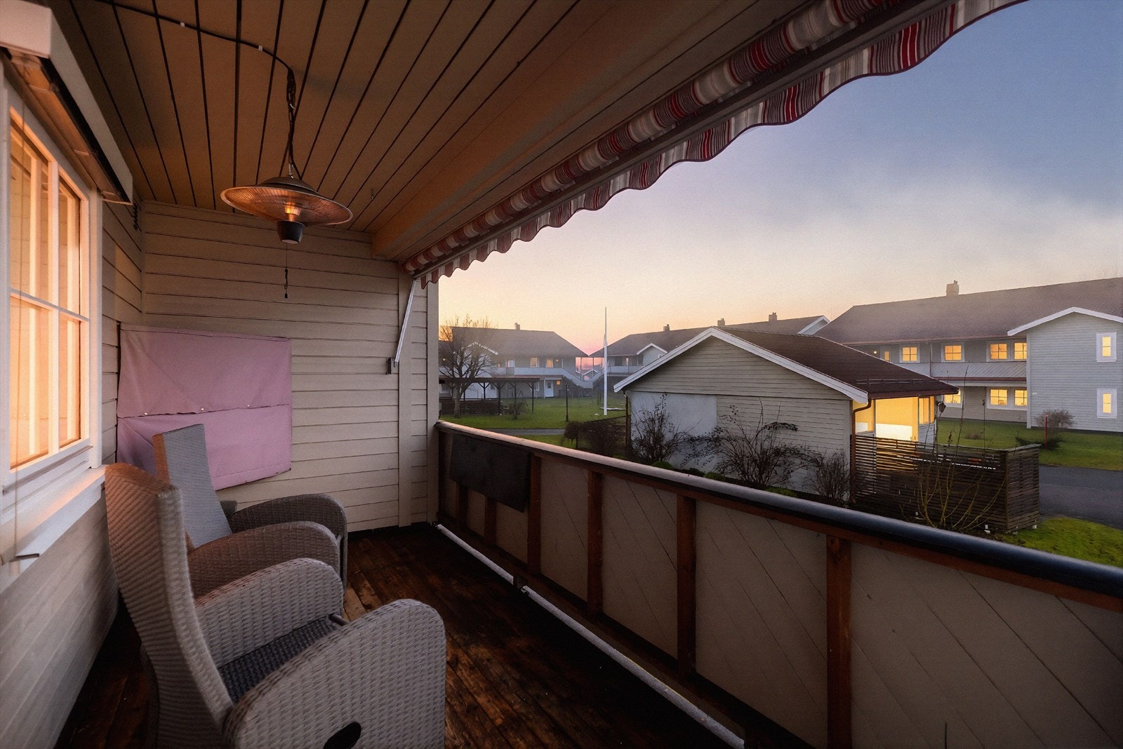 Her er det også redskapsbod/verksted for beboerne.
Sameiet har også godt med gjesteparkering, og det er tilrettelagt for vaskeplass til bil og lading av el-bil. Galleribilde