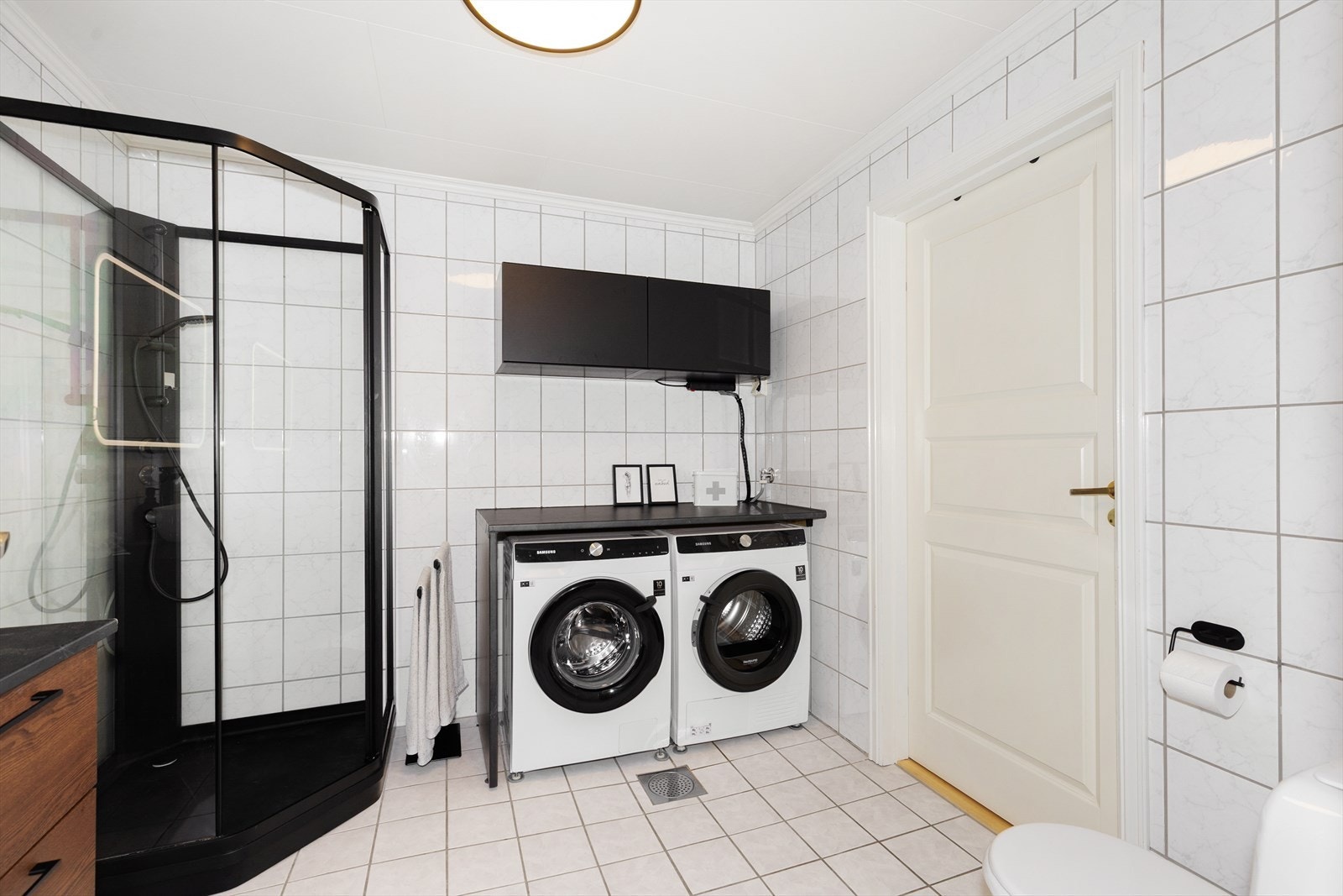 Badet ble i 2023 fornyet med ny innredning og nye hyller på vegg, samt ny ventilator, nye brytere og styring av varmekabler. Badet som er av god størrelse har egen vaskeromssone, med benkeplate over hvitevarene og overskap for gode arbeidsforhold. Galleribilde