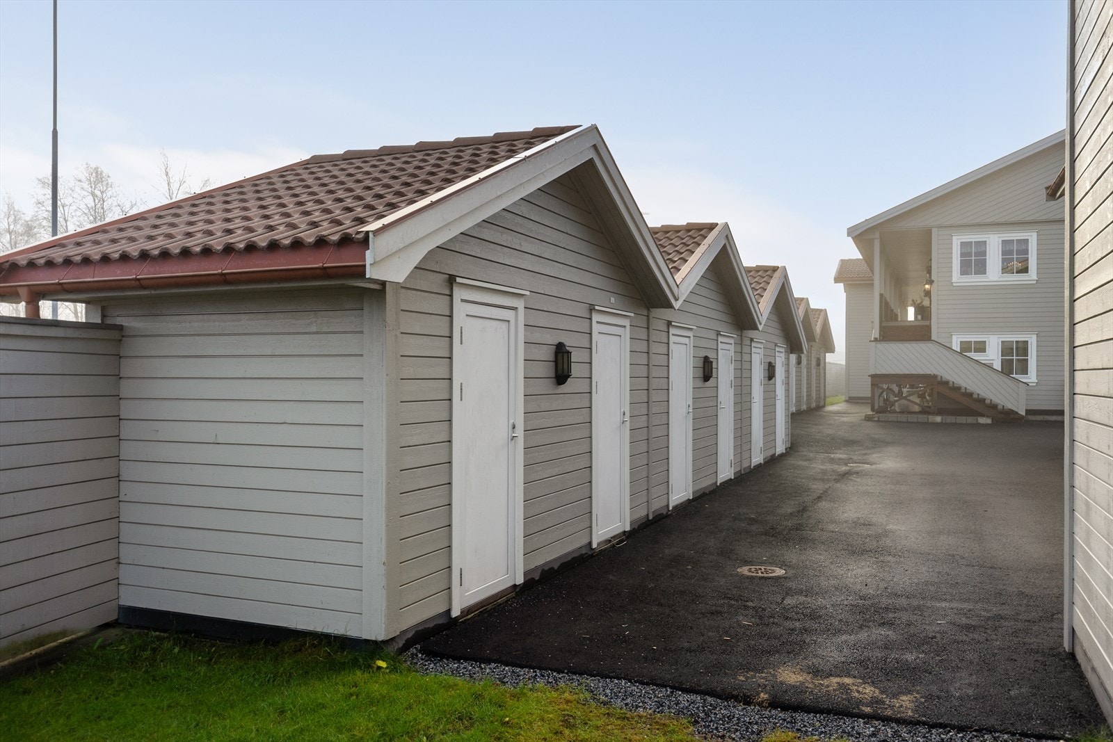 Det disponeres også en praktisk utebod i felles bodanlegg rett ved boligen. Galleribilde