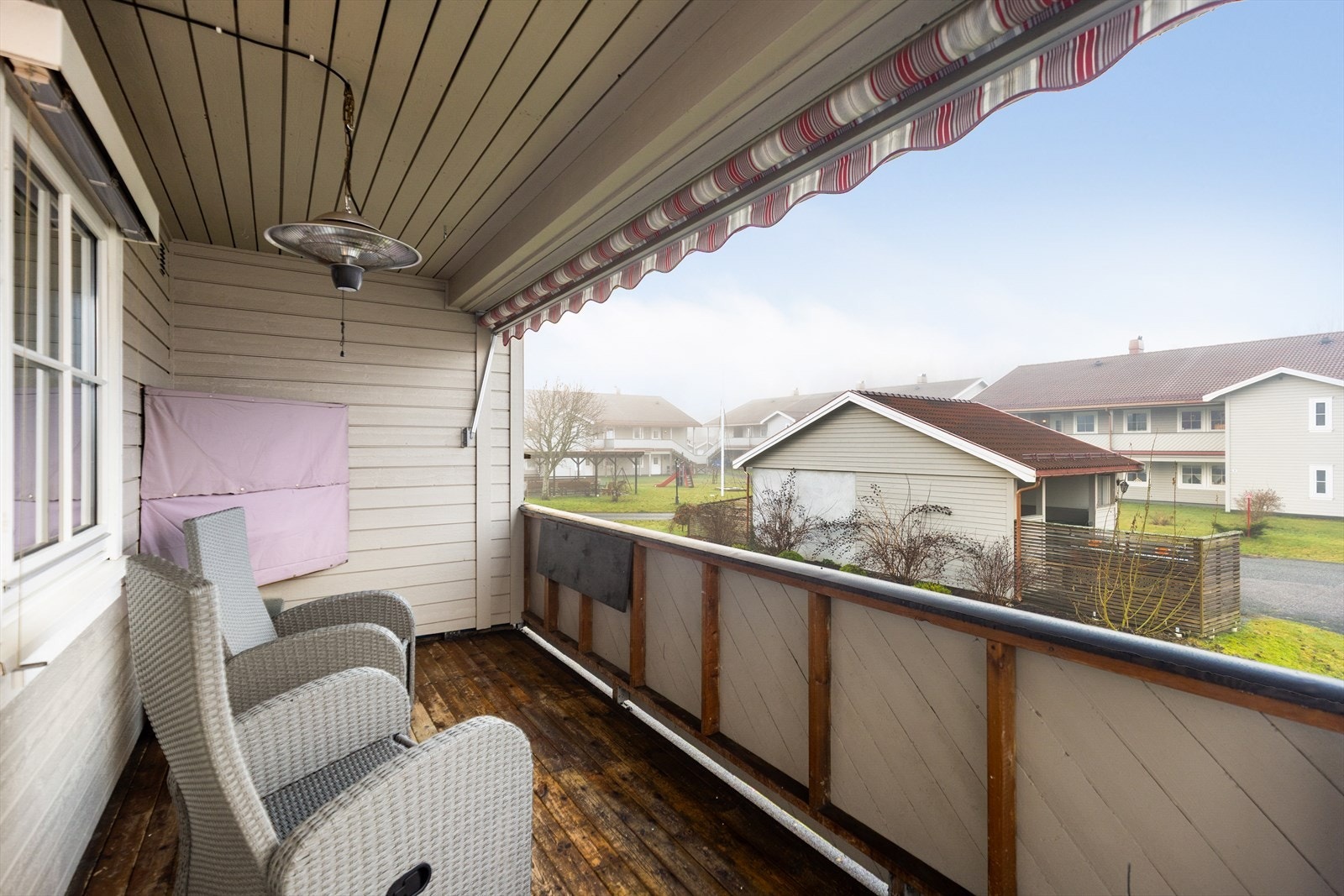 Leiligheten ligger fint til i 2. etasje, med solrik overbygget balkong som vender inn mot sameiets hyggelige fellesareal. Galleribilde