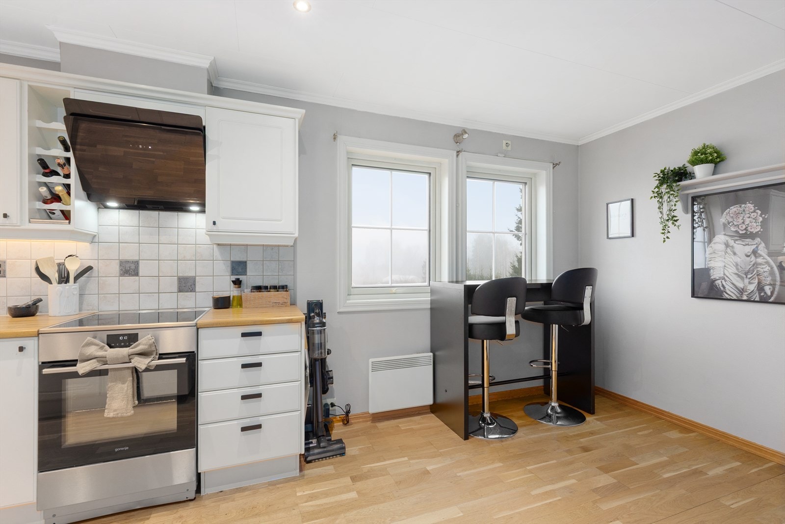 Leiligheten har et lyst og hyggelig kjøkken med fin spiseplass ved vinduene. Over benkeplatene er det fliser som beskytter mot vannsprut og stekefett ved matlaging. Galleribilde