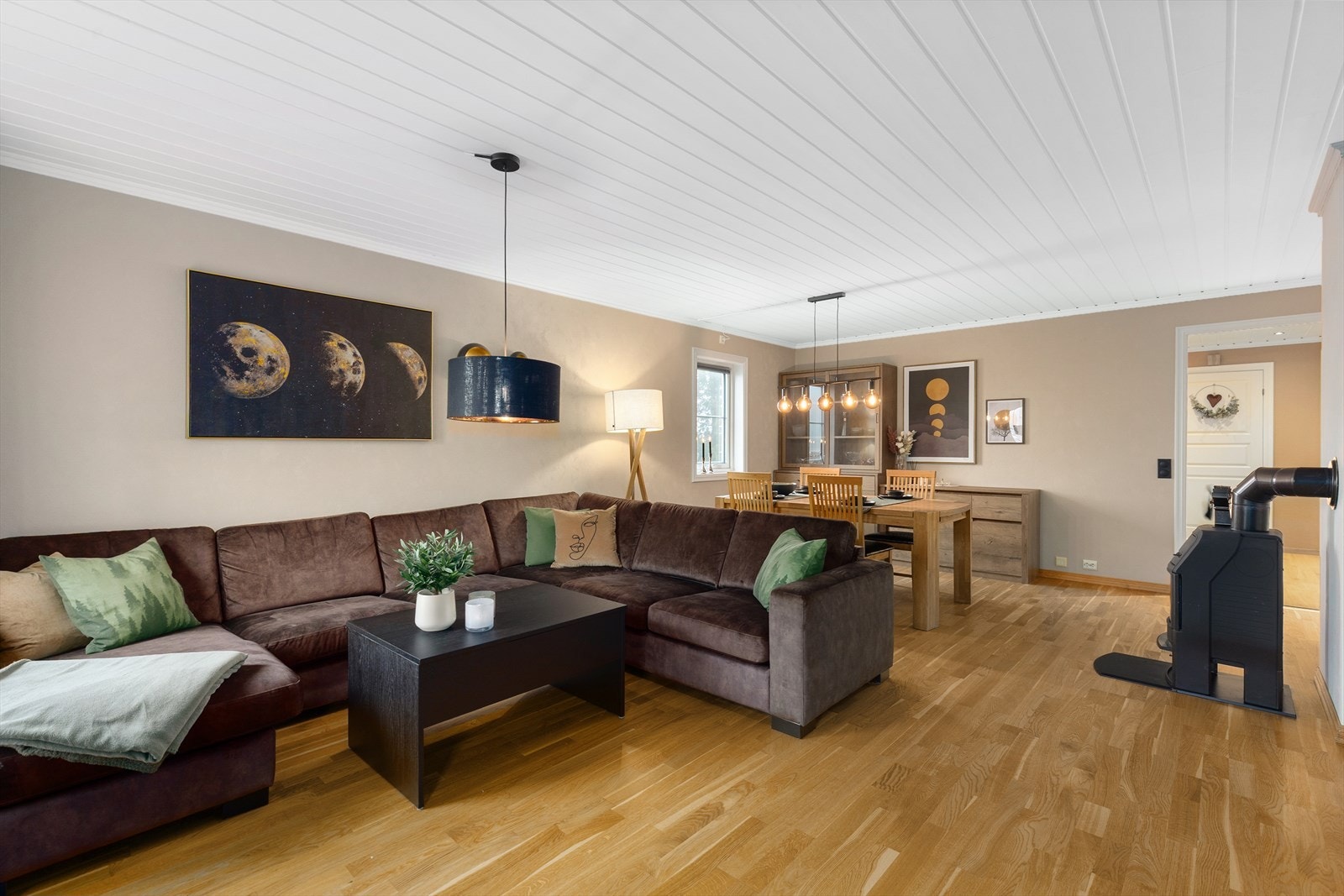 Leiligheten har en varm og koselig stue med plass til både sofagruppe, spisestue og annen mindre møblering. Vindusflater på flere sider tilfører godt med dagslys, samtidig som det er godt med veggplass som gjør møbleringen enklere. Galleribilde