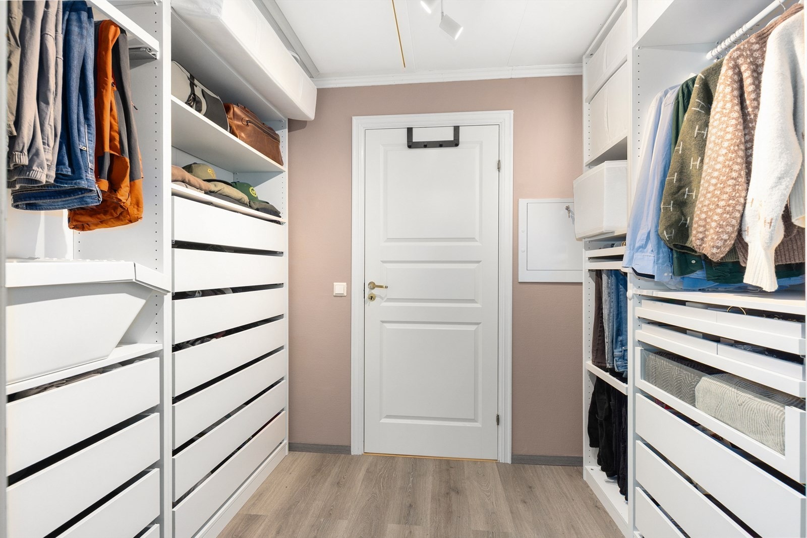 Mellom hovedsoverommet og badet er det en drøm av et garderoberom hvor det er påkostet ny IKEA innredning for ca. kr. 17 000 i 2023. Galleribilde