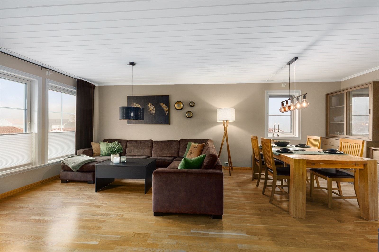 Vinduer og verandadør på vestveggen har utvendige markiser som sikrer en behagelig innetemperatur. Stua har parkett på gulvet og malte veggoverflater. Galleribilde