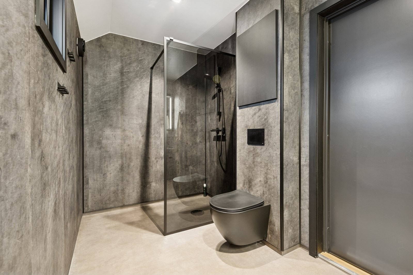 Badet i andre etasje ble modernisert i 2023 med grå baderomsplater på vegg og grått vinylbelegg på gulv. Også her har man varmekabler i gulvet. Galleribilde