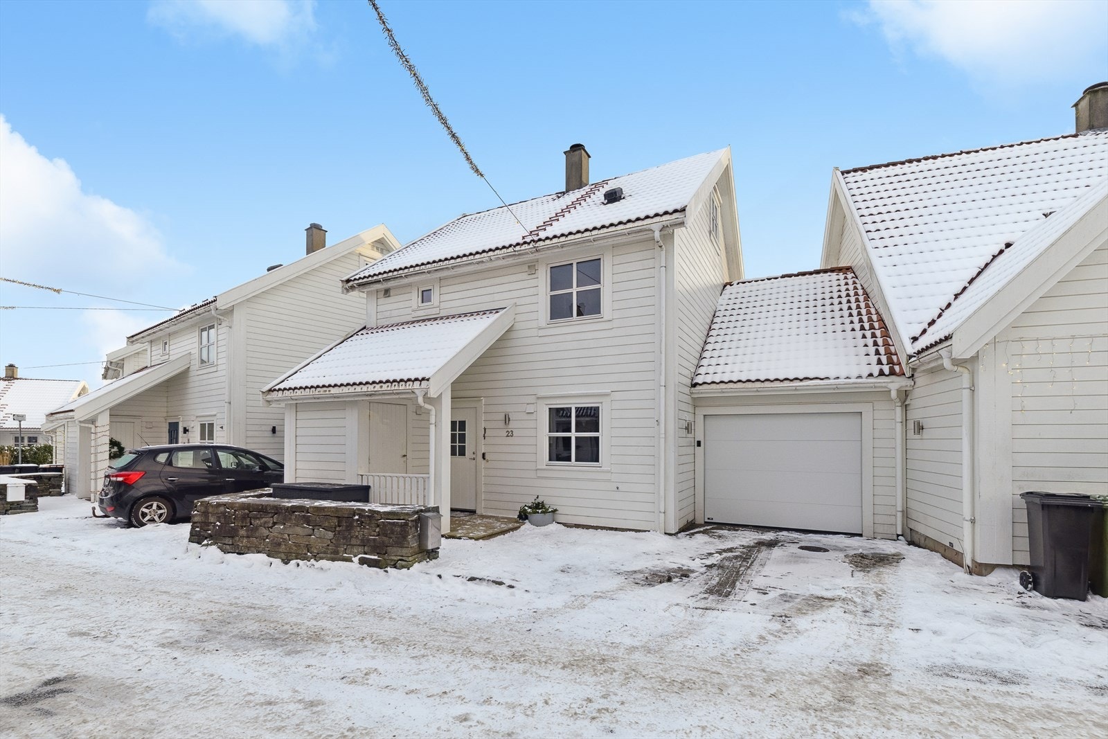 Boligen er del av et trivelig borettslag med godt naboskap. Uteområdet som boligen disponerer er godt skjermet og ligger solrikt til. Her vil både store og små trives! Galleribilde