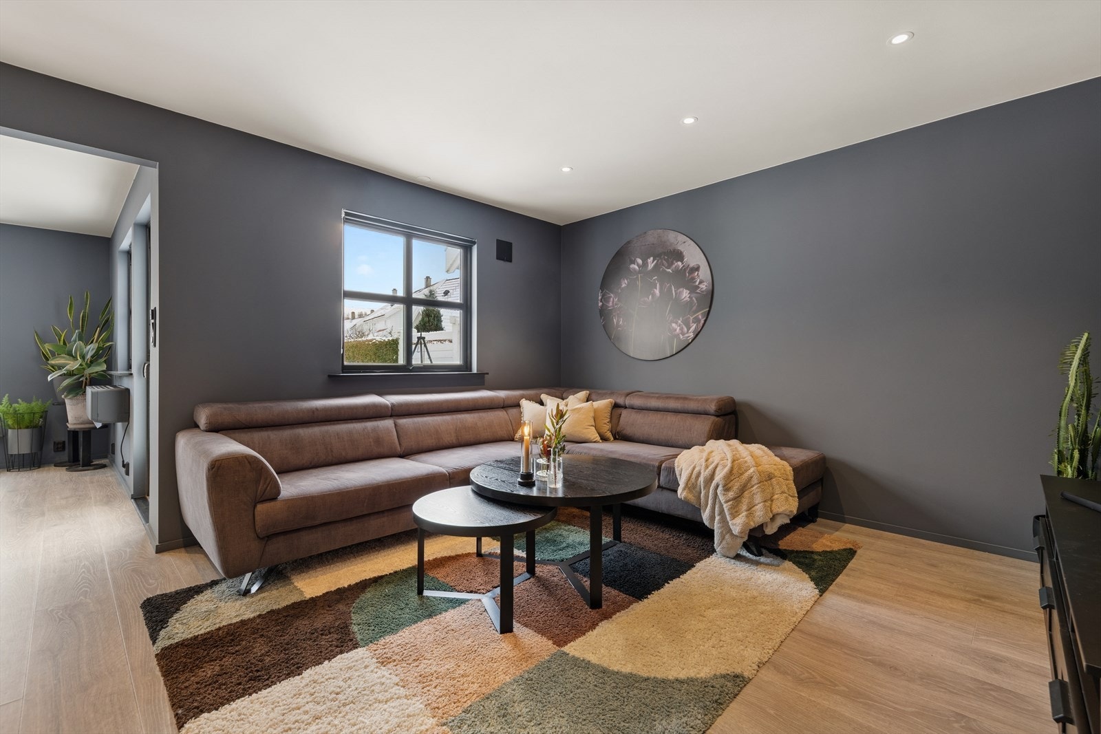 Stuen er malt i en behagelig blåfarge som skaper en lun atmosfære. Galleribilde