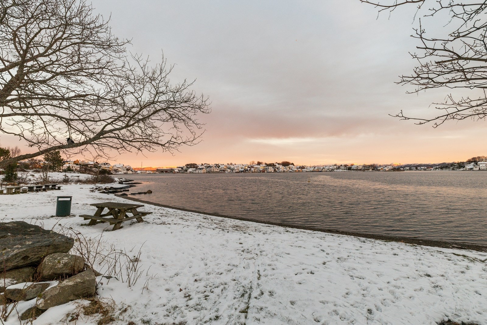 Få minutters gange fra boligen finner man flott strand med gode bademuligheter. Galleribilde