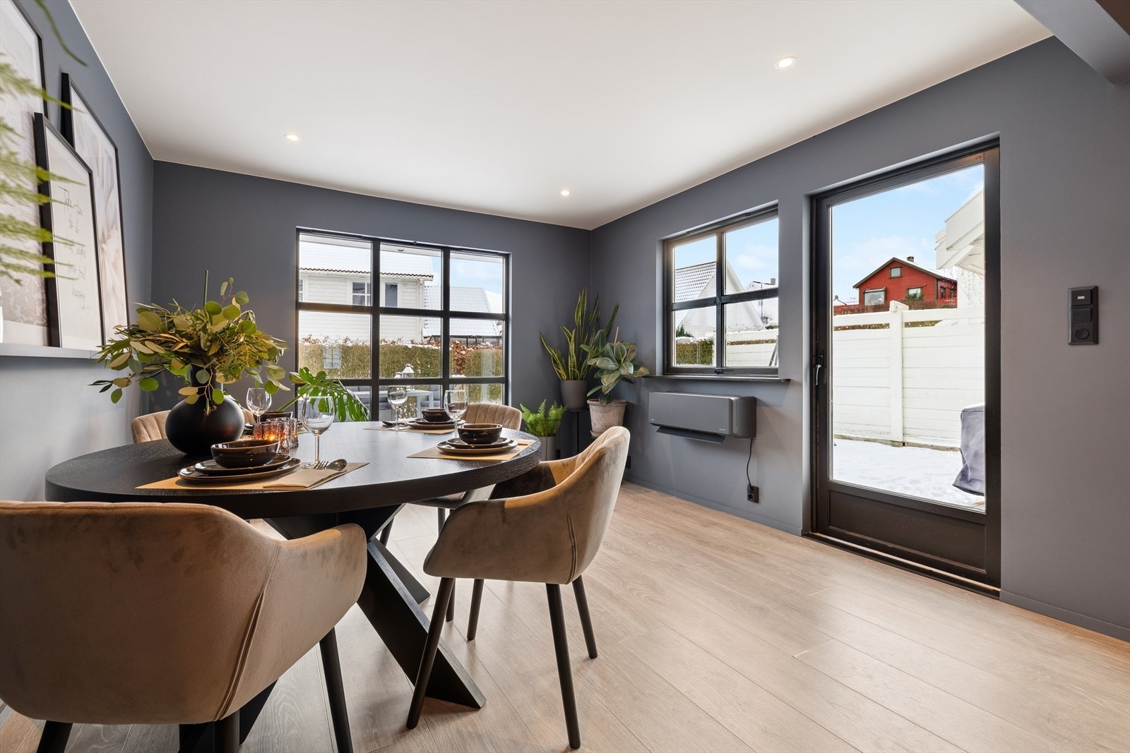 Her har man store vindusflater som gir rikelig med naturlig lys og et flott utsyn til hagen. Galleribilde