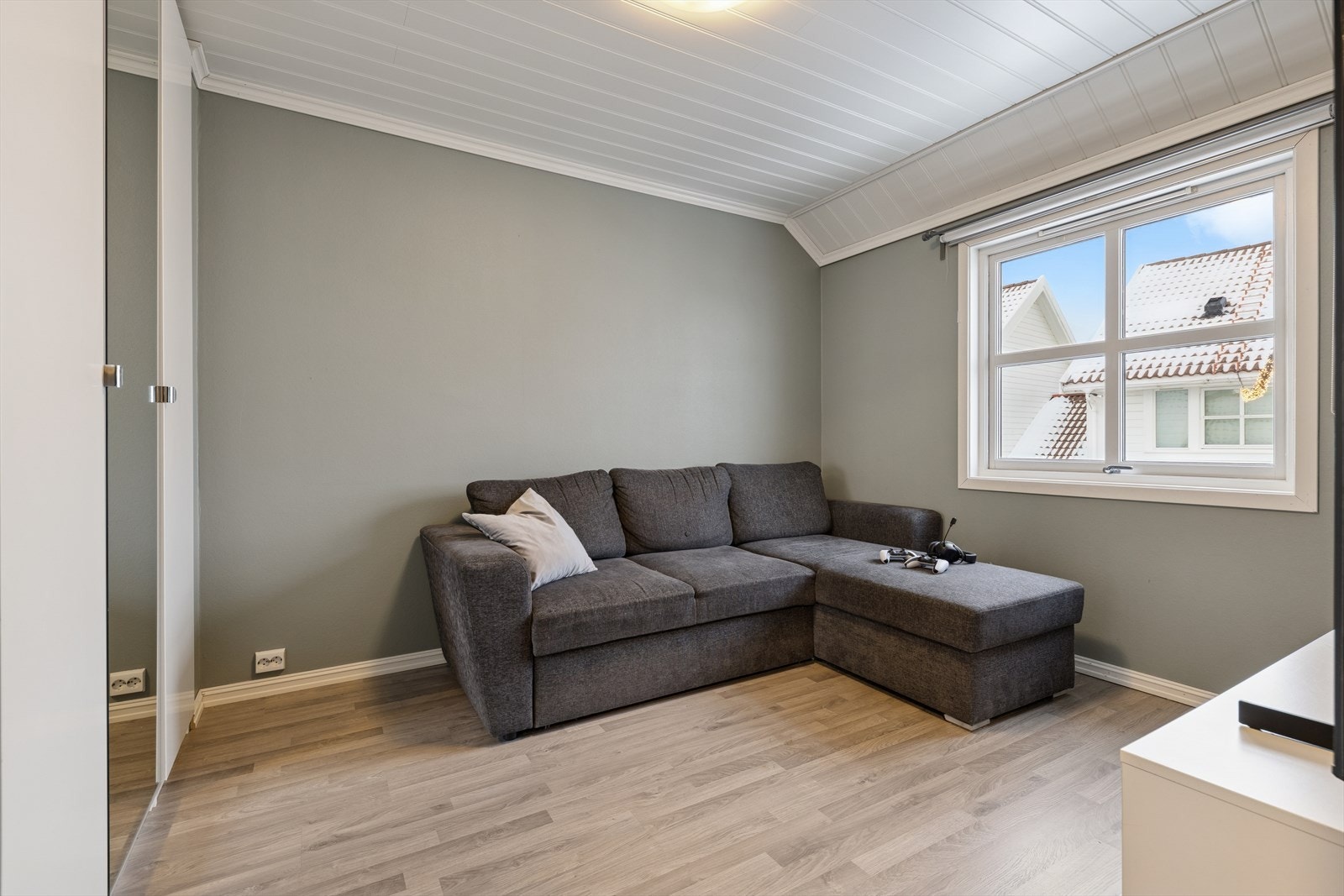 Soverom 3 er i dag innredet som ekstra stue og utstyrt med garderobe. Galleribilde