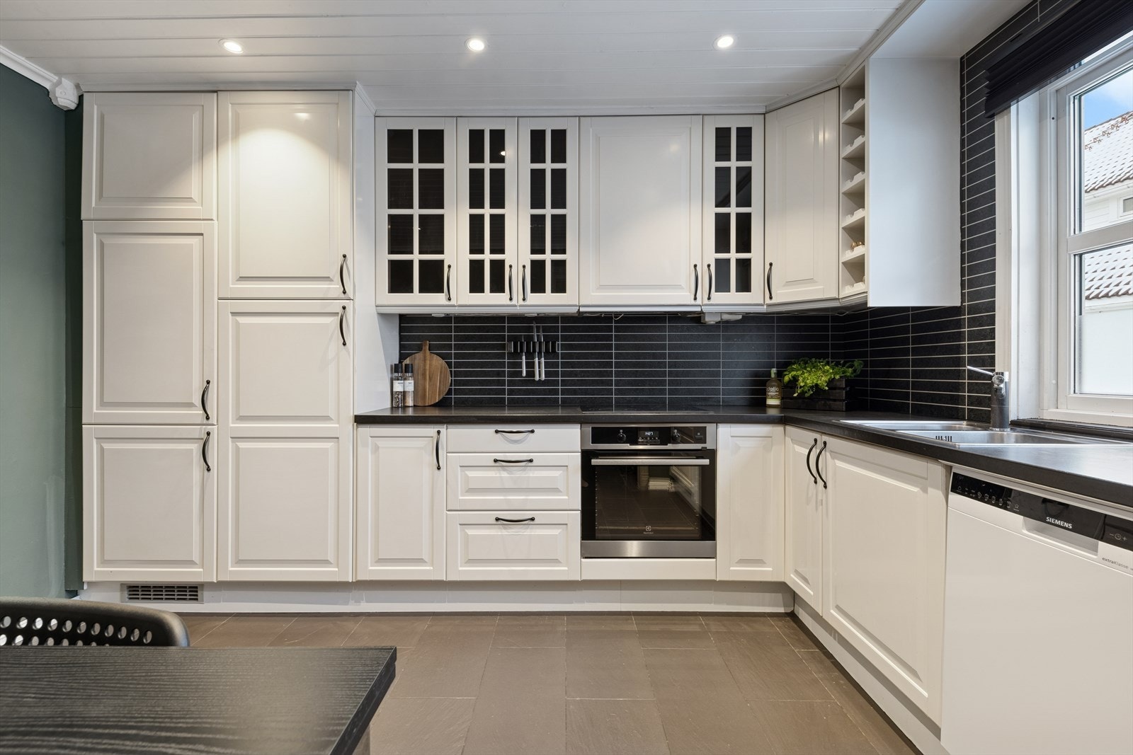 Kjøkkenet er ellers utstyrt med kjøleskap, oppvaskmaskin, stekeovn, koketopp og kjøkkenventilator med avtrekk via mekanisk avtrekksanlegg i boligen. Galleribilde