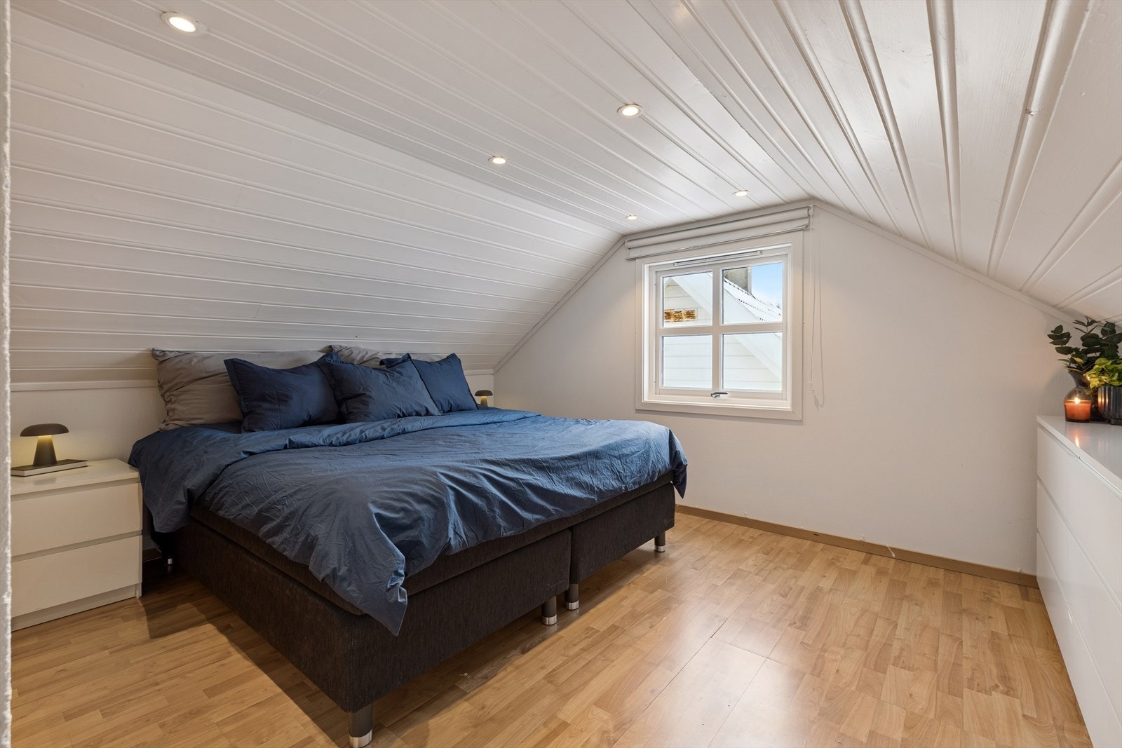 Loftet er i dag innredet med ett stort rom som benyttes som soverom (se punkt "ferdigattest"). Galleribilde