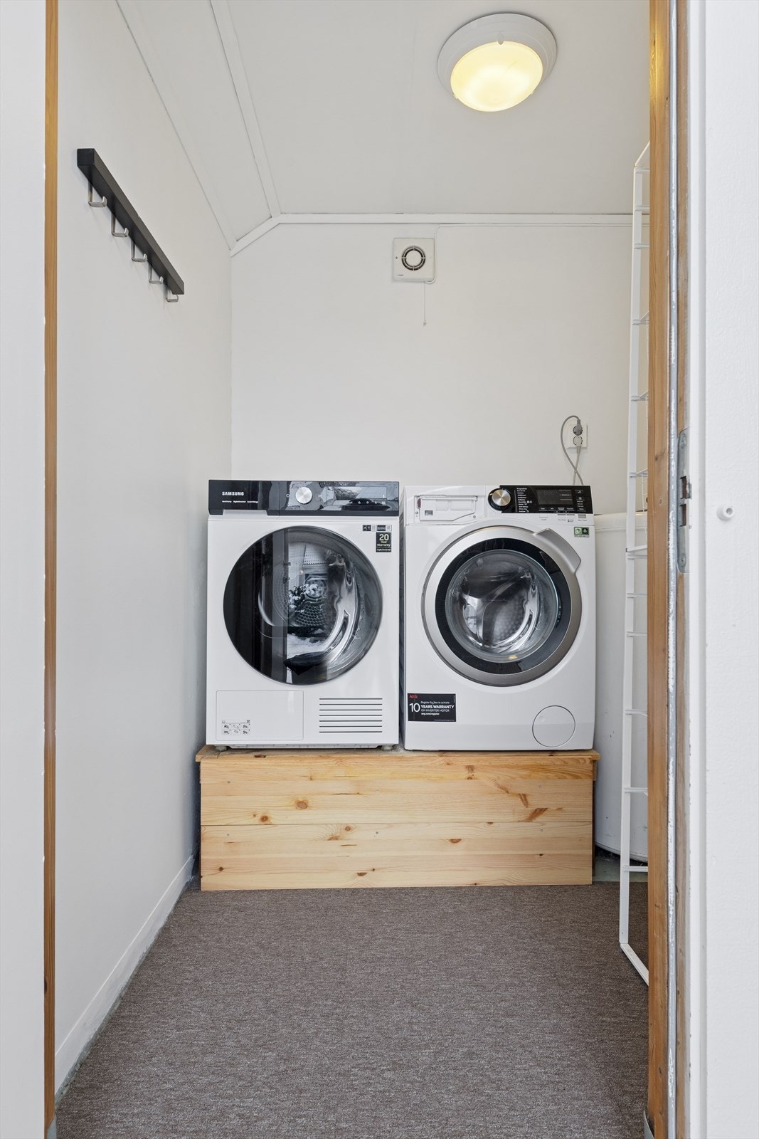 I første etasje finner man også en utvendig bod som er innredet som vaskerom. Vaskerommet er innredet med vinylbelegg på gulv og utstyrt med opplegg for vaskemaskin og elektrisk styrt vifte for avtrekk. Galleribilde