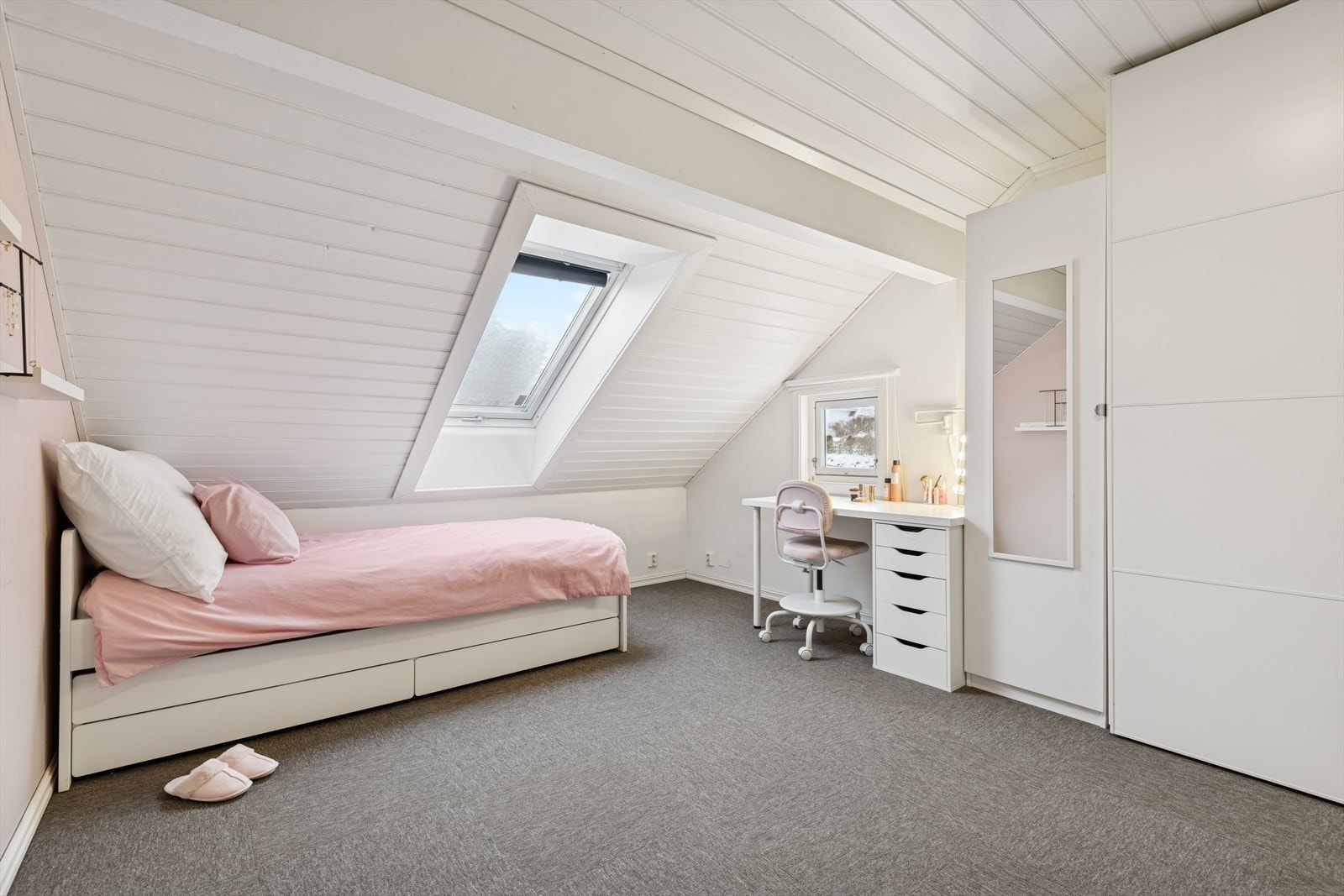 Soverom 1 er av svært god størrelse og er utstyrt med garderobe. Ellers har man god plass til både dobbeltseng og tilhørende møblement. Et ypperlig ungdomsrom. Galleribilde