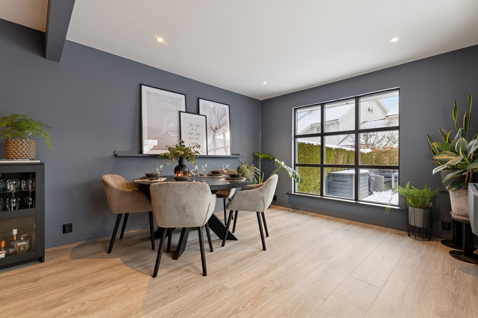 Her har man god plass til å dekke langbord og invitere både venner og familie på besøk. Galleribilde