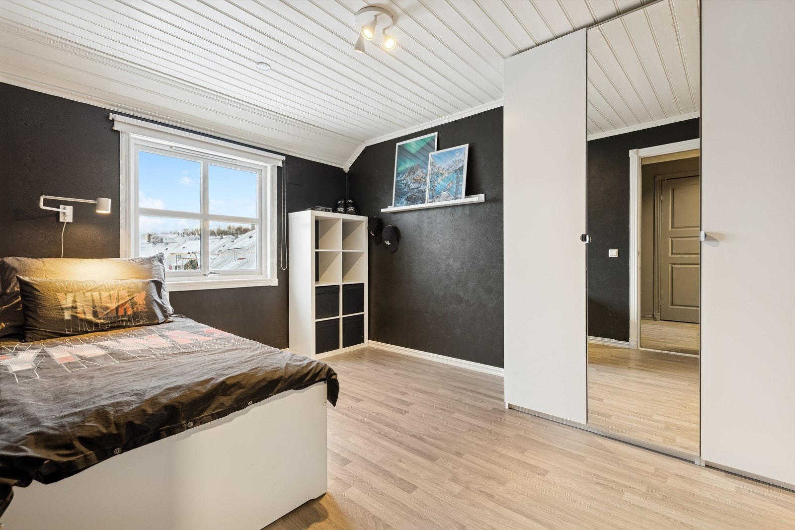 Soverom 2 er også av god størrelse og utstyrt med garderobe. Også her har man god plass til å møblere med dobbeltseng. Galleribilde