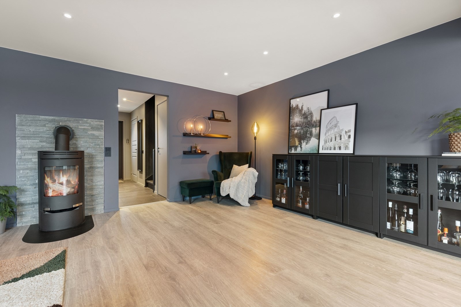 Stuen er ellers utstyrt med både vedovn og varmepumpe som sørger for god- og energieffektiv oppvarming. Galleribilde