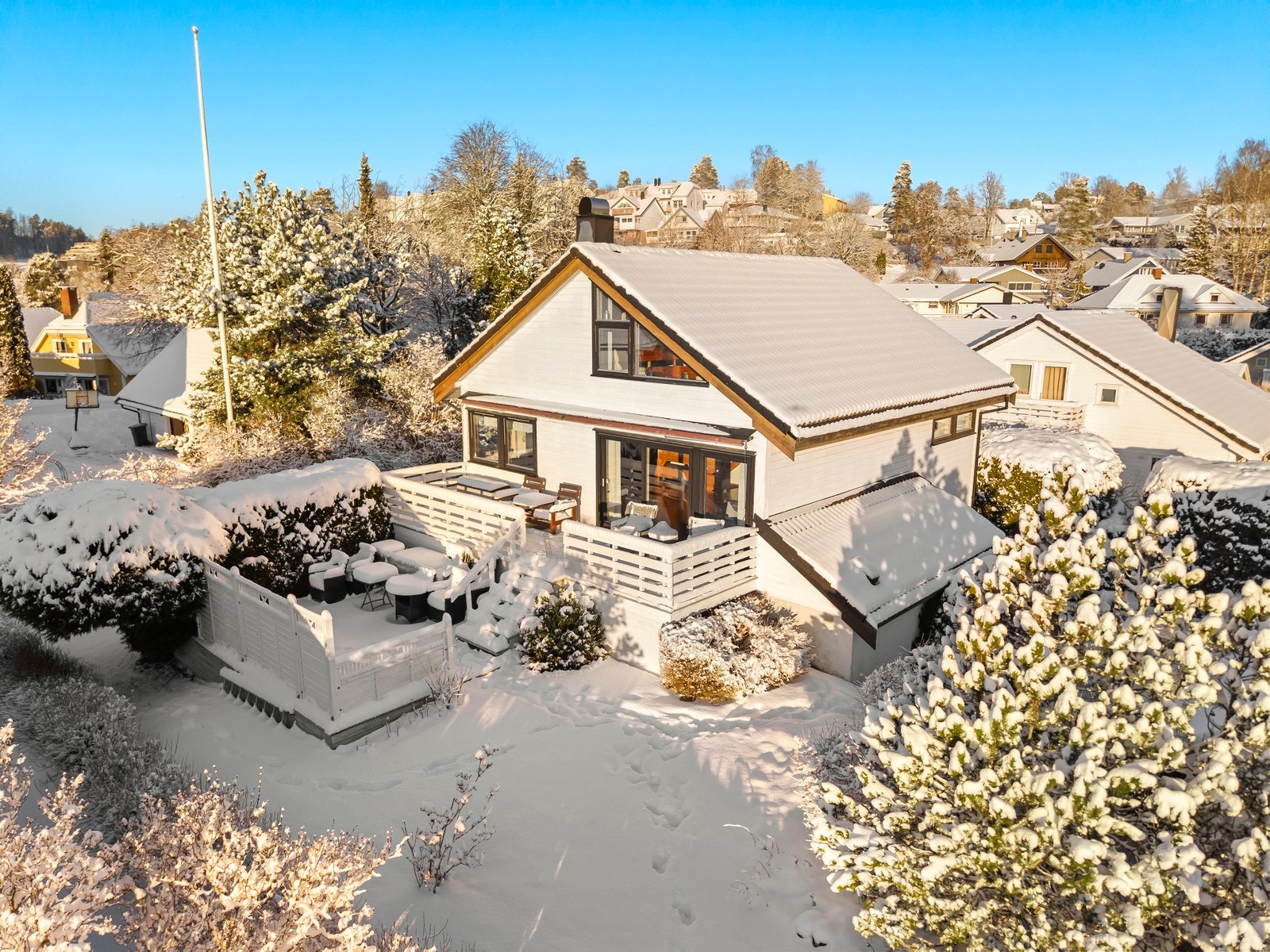 Greverud barneskole og Flåtestad ungdomsskole er også i gangavstand. Dagligvarehandelen kan gjøres ved bl.a. Kiwi Oppegård og Meny eller Rema på Greverud. Galleribilde