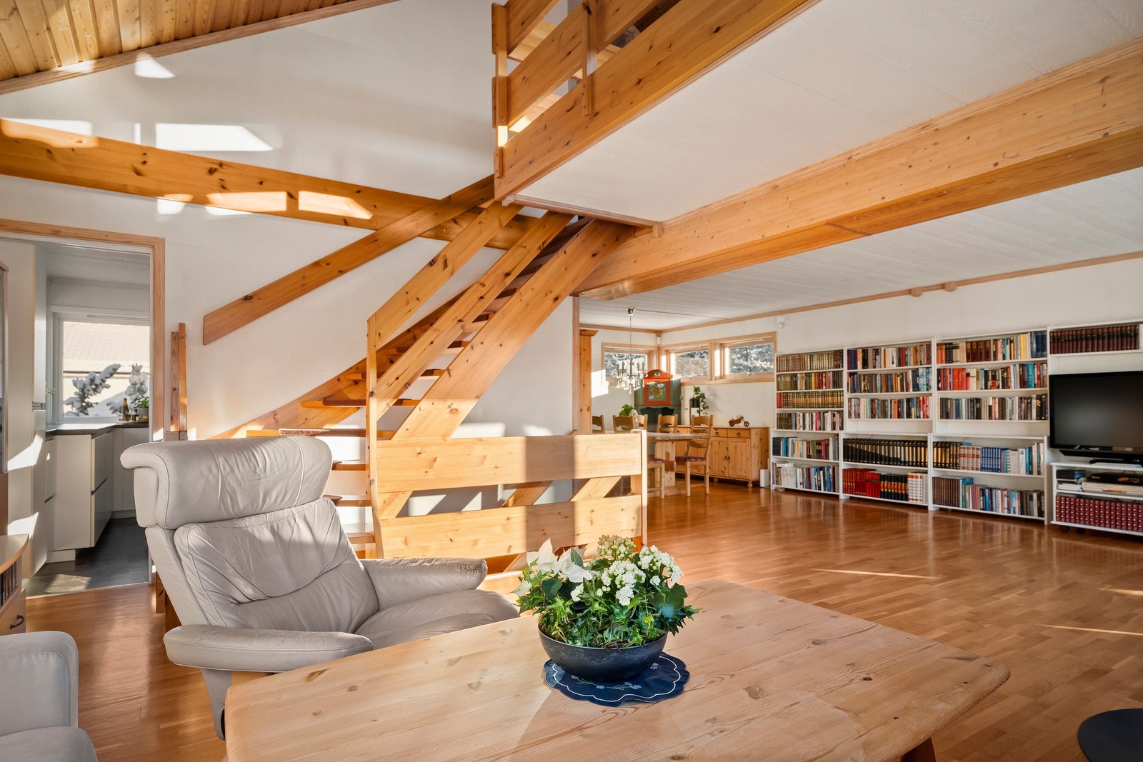 Stuen er av god størrelse og stedvis høyt under taket. Galleribilde